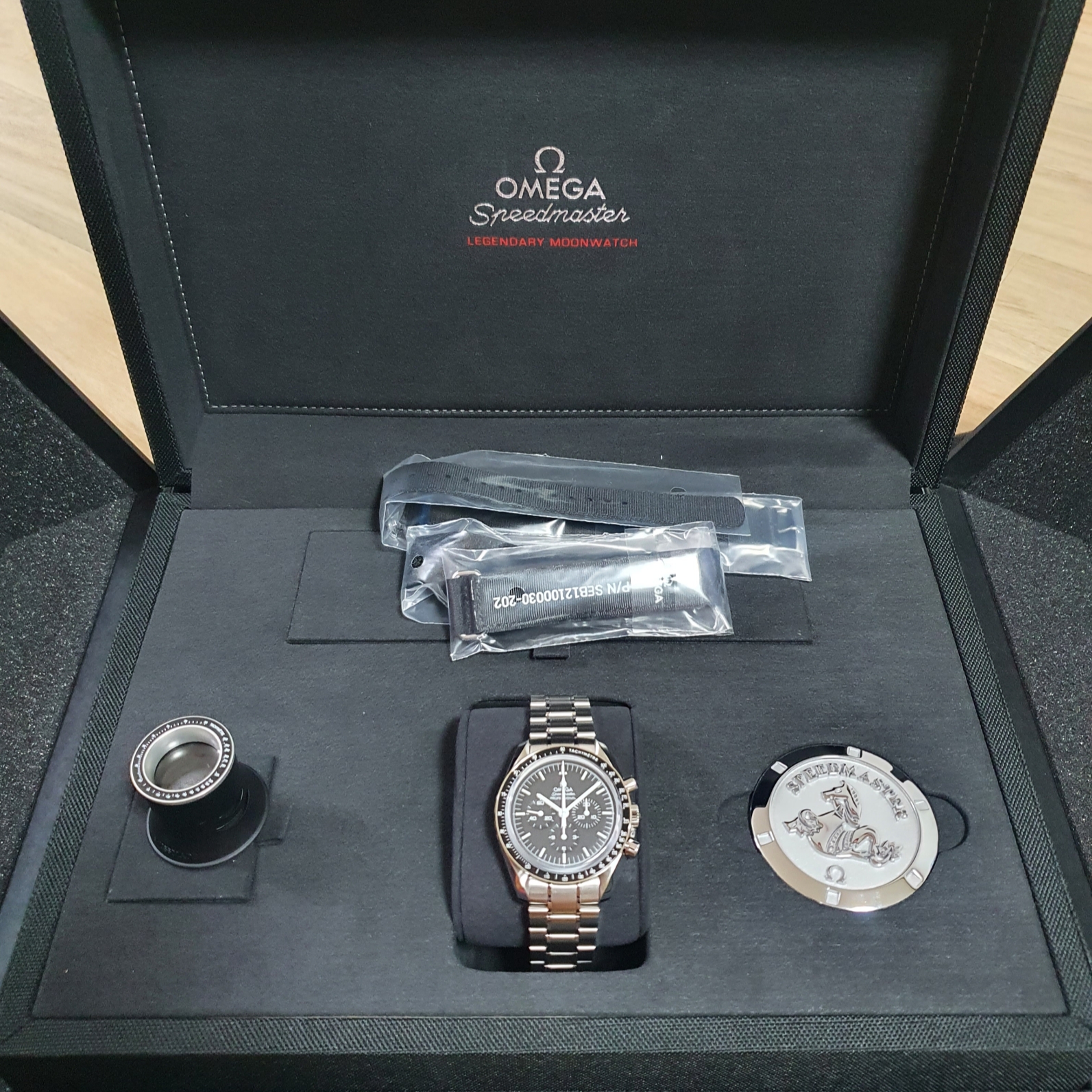Omega Speedmaster Moonwatch Professional Co Axial Master Chronometer Chronograph Steel Black 착용 스타일 - 2