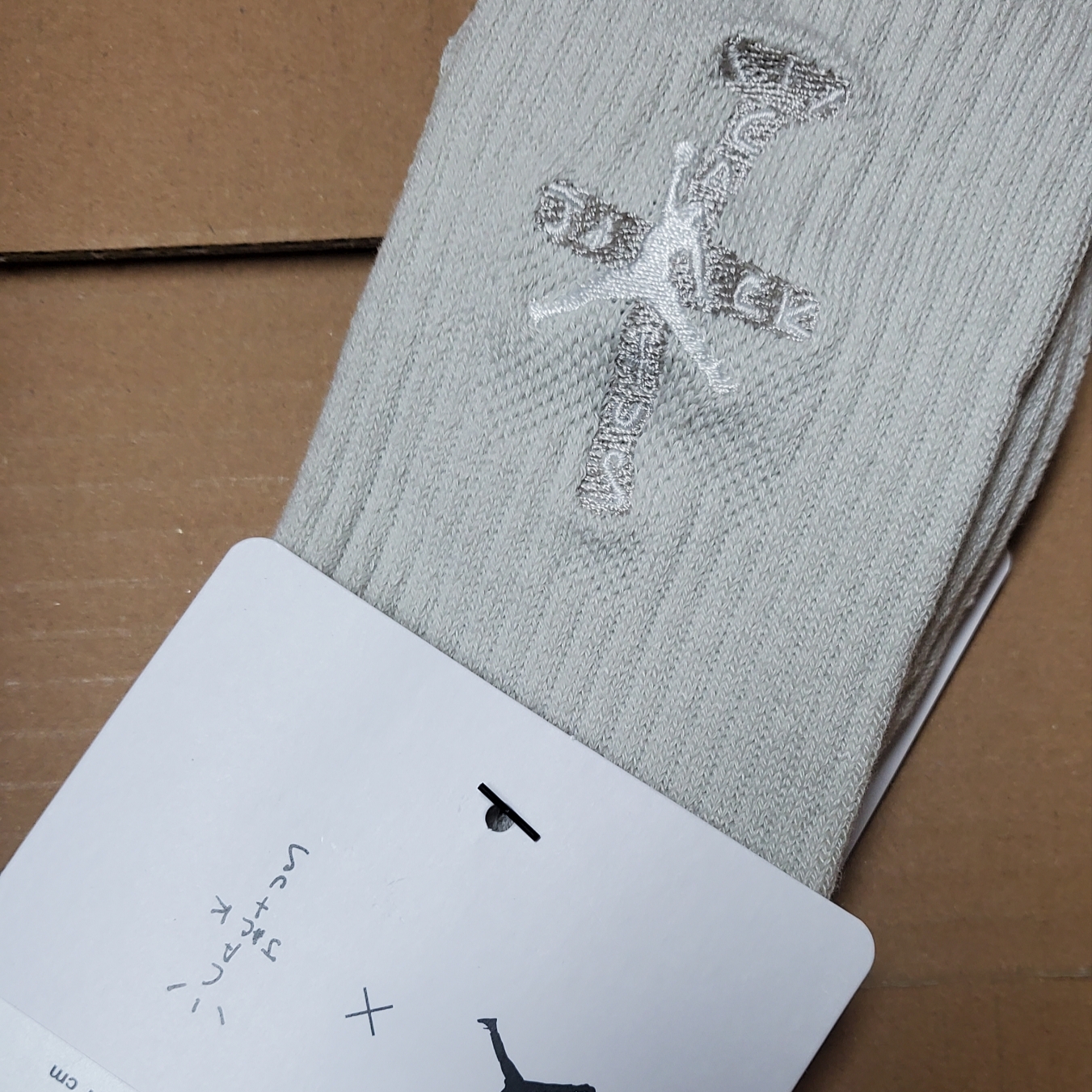 Jordan x Travis Scott Cushioned Crew Socks Light Bone 착용 스타일