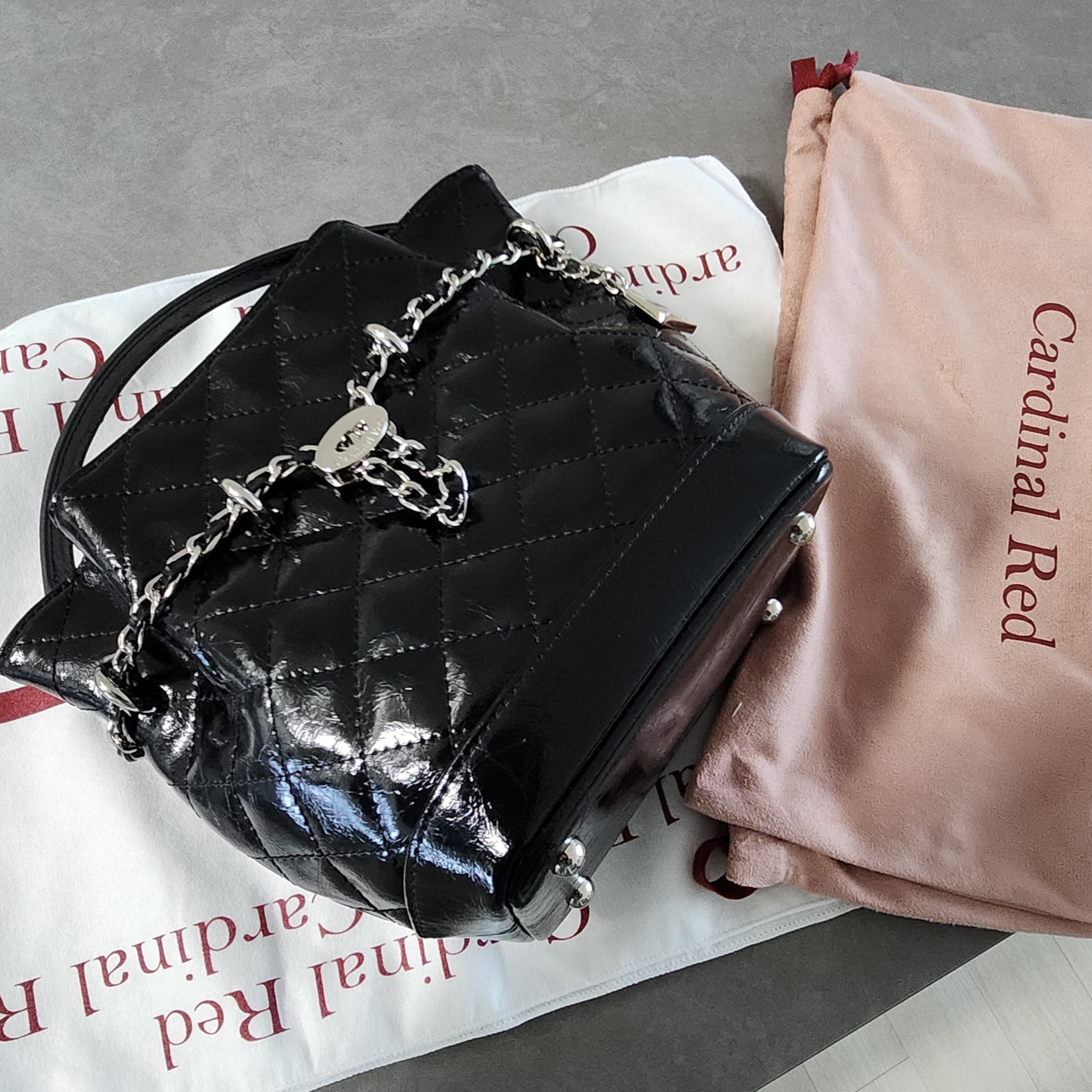 Cardinal Red Bell Bag Black 착용 스타일 - 1