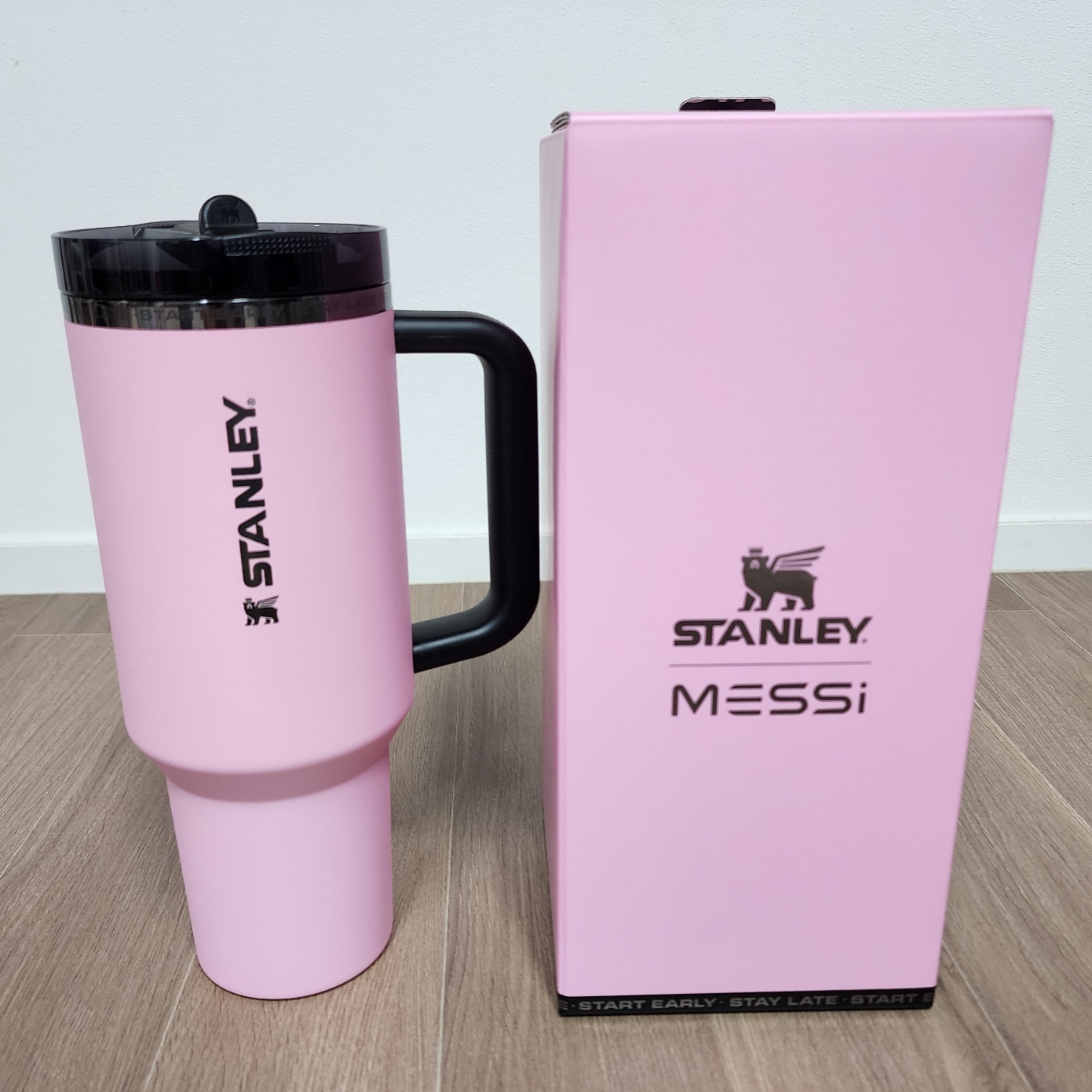 Stanley x Messi Quencher ProTour Flip Straw Tumbler 1.18L Messi Goat Pink 착용 스타일