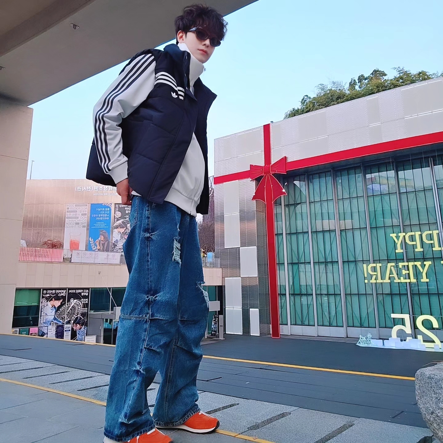 Adidas Originals 70s Padded Gilet Black - KR Sizing, Adidas German Beckenbauer Track Top Off White - KR Sizing 착용 스타일 - 1