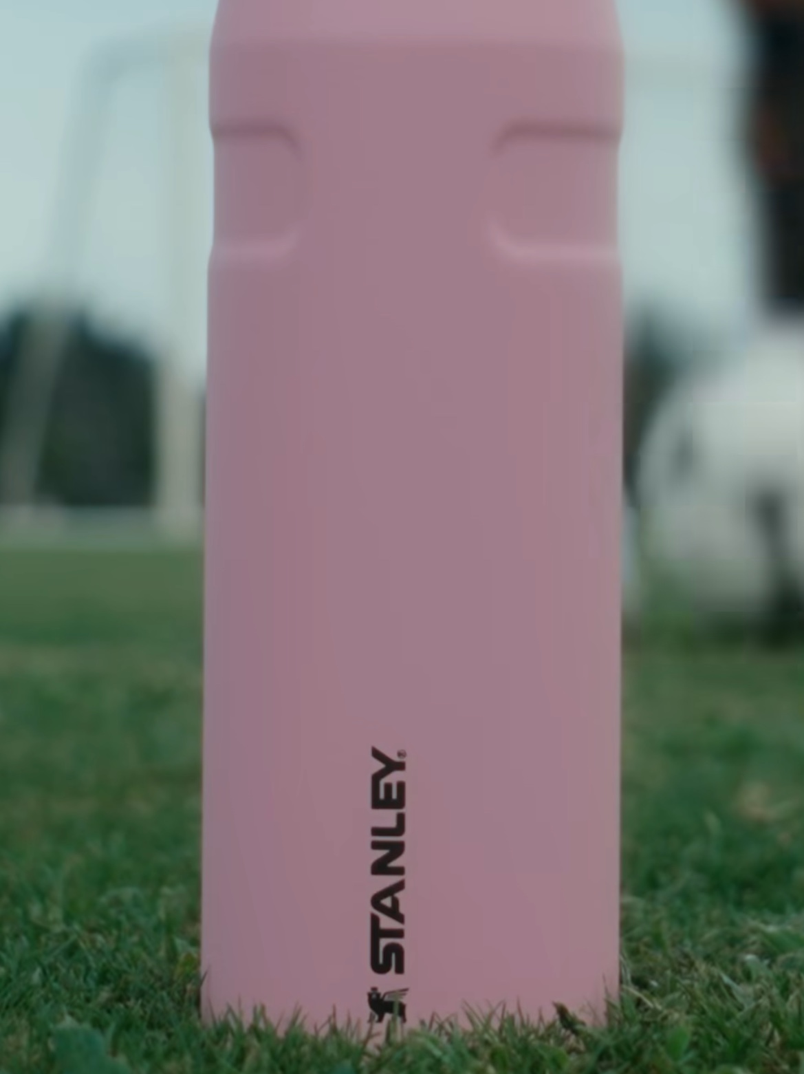 Stanley x Messi Quencher ProTour Flip Straw Tumbler 1.18L Messi Goat Pink, Stanley x Messi IceFlow Aerolight Flip Straw 2.0 Bottle 710ml Messi Goat Pink 착용 스타일 - 3