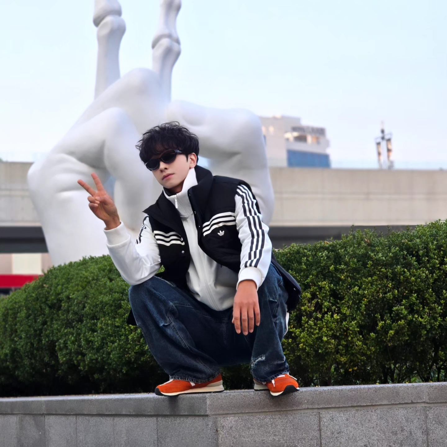 Adidas Originals 70s Padded Gilet Black - KR Sizing, Adidas German Beckenbauer Track Top Off White - KR Sizing 착용 스타일 - 1