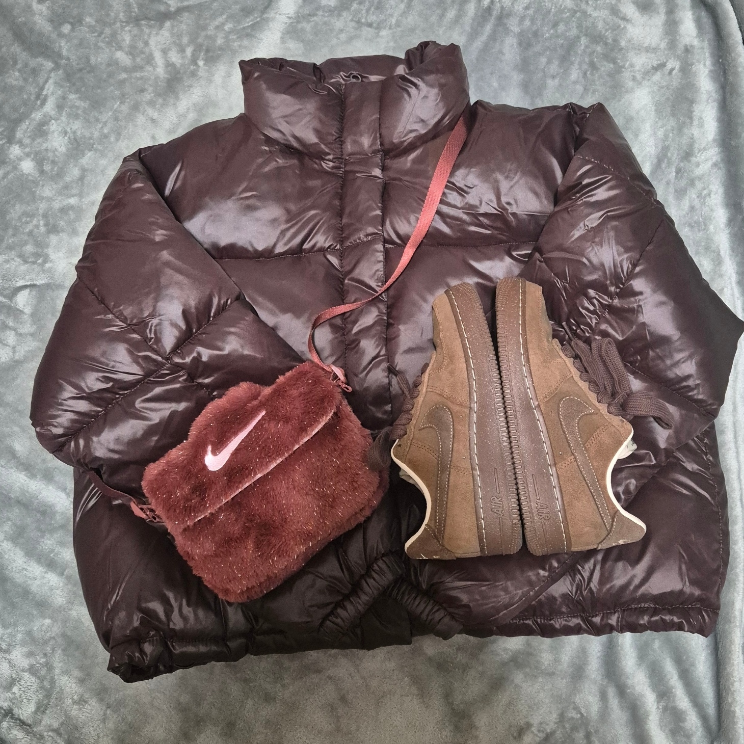 (W) Nike Air Force 1 '07 Cacao Wow, (Kids) Nike Faux Fur Crossbody Bag 1L Dark Pony Pink Foam 착용 스타일