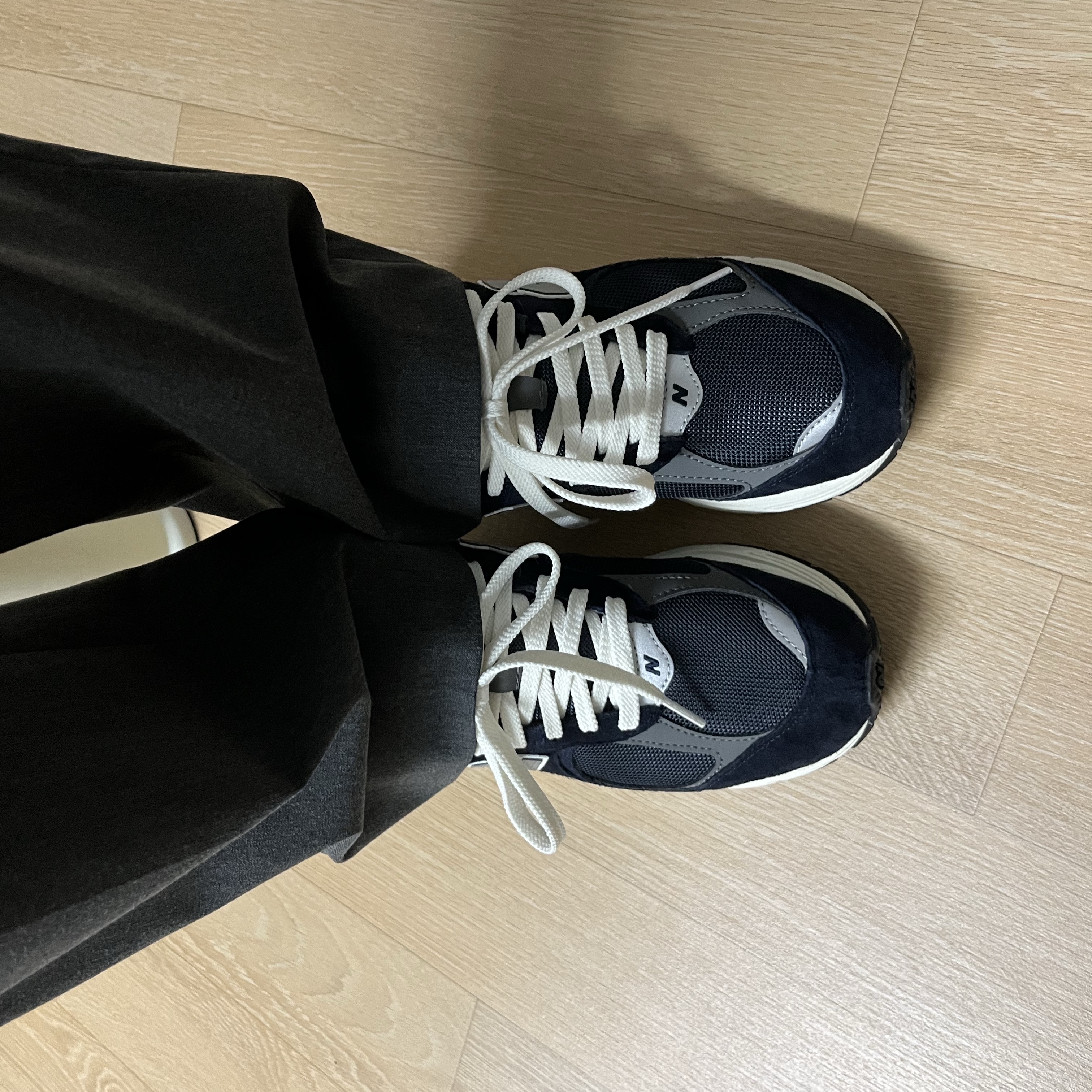 New Balance 2002R Eclipse Castlerock 착용 스타일