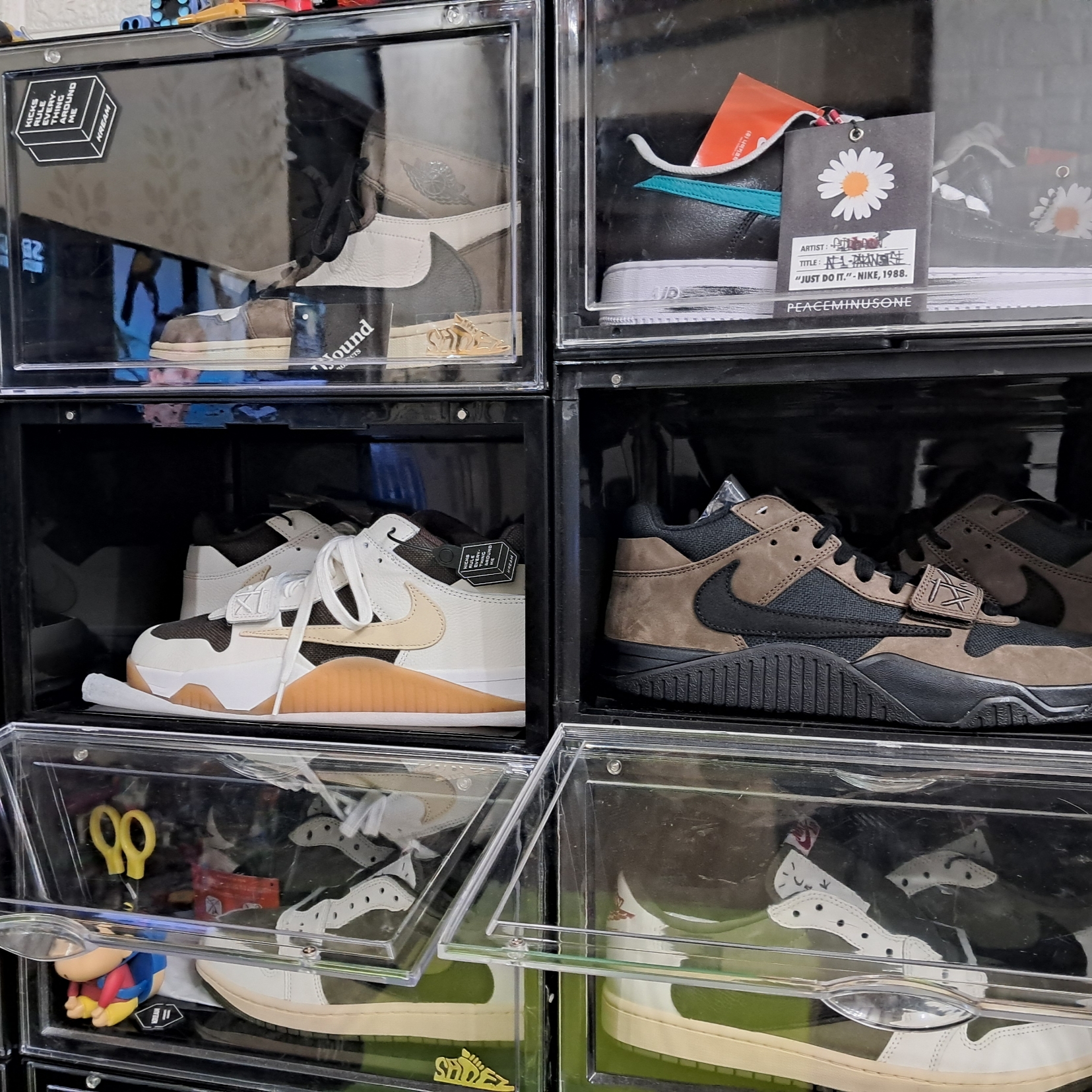 Jordan x Travis Scott Jumpman Jack TR Black and Dark Mocha 착용 스타일 - 3