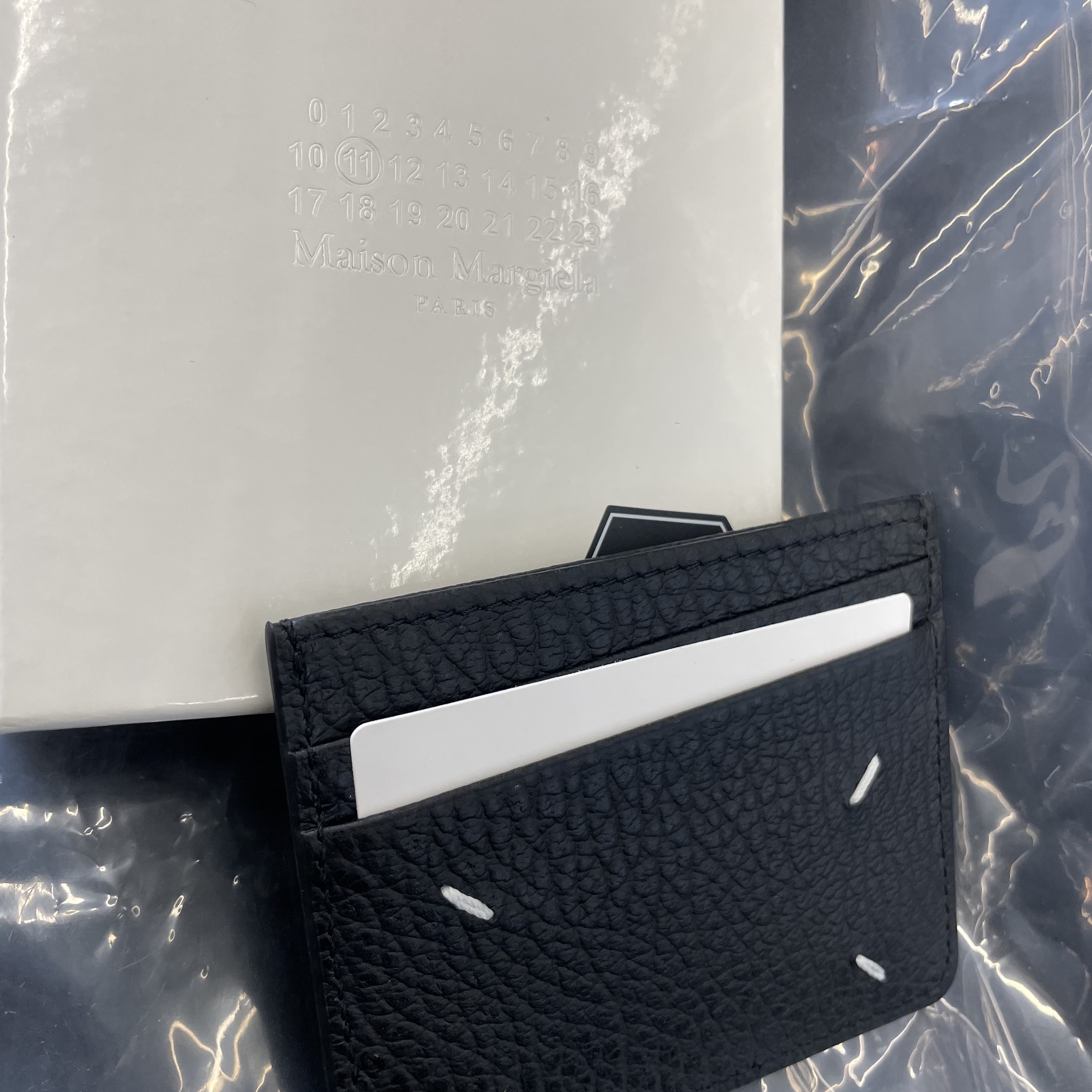 Maison Margiela Stitch Card Holder Black 착용 스타일 - 2