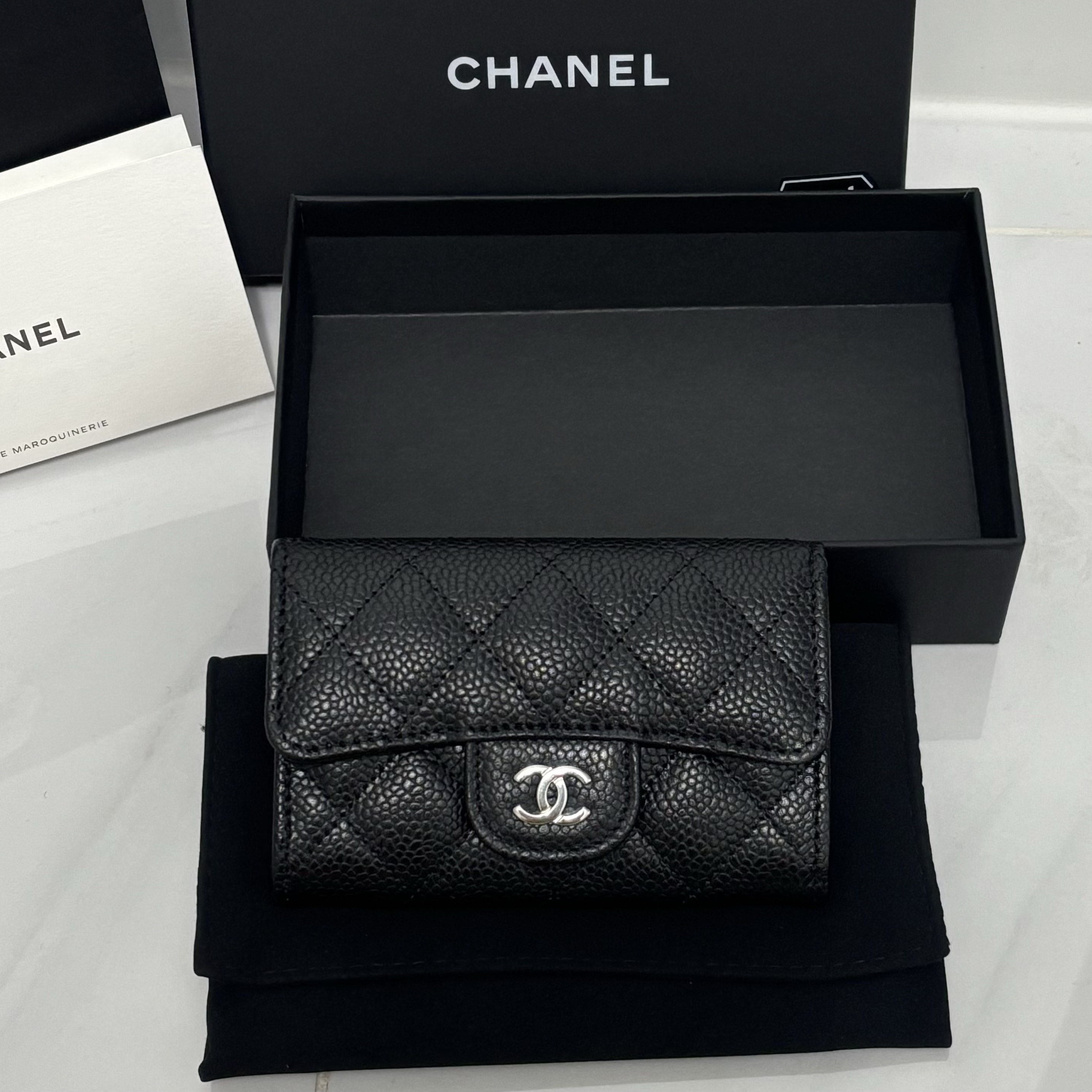 Chanel Classic Card Holder Grained Calfskin & Silver Black 착용 스타일 - 2