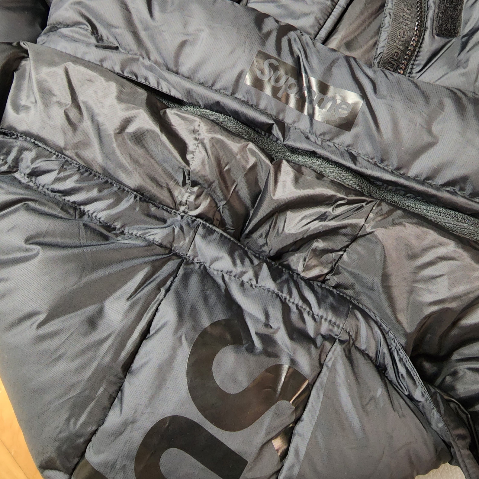 Supreme 700-Fill Down Lightweight Puffer Jacket Black - 24FW, Supreme Polartec Earflap Camp Cap Black - 24FW 착용 스타일 - 3