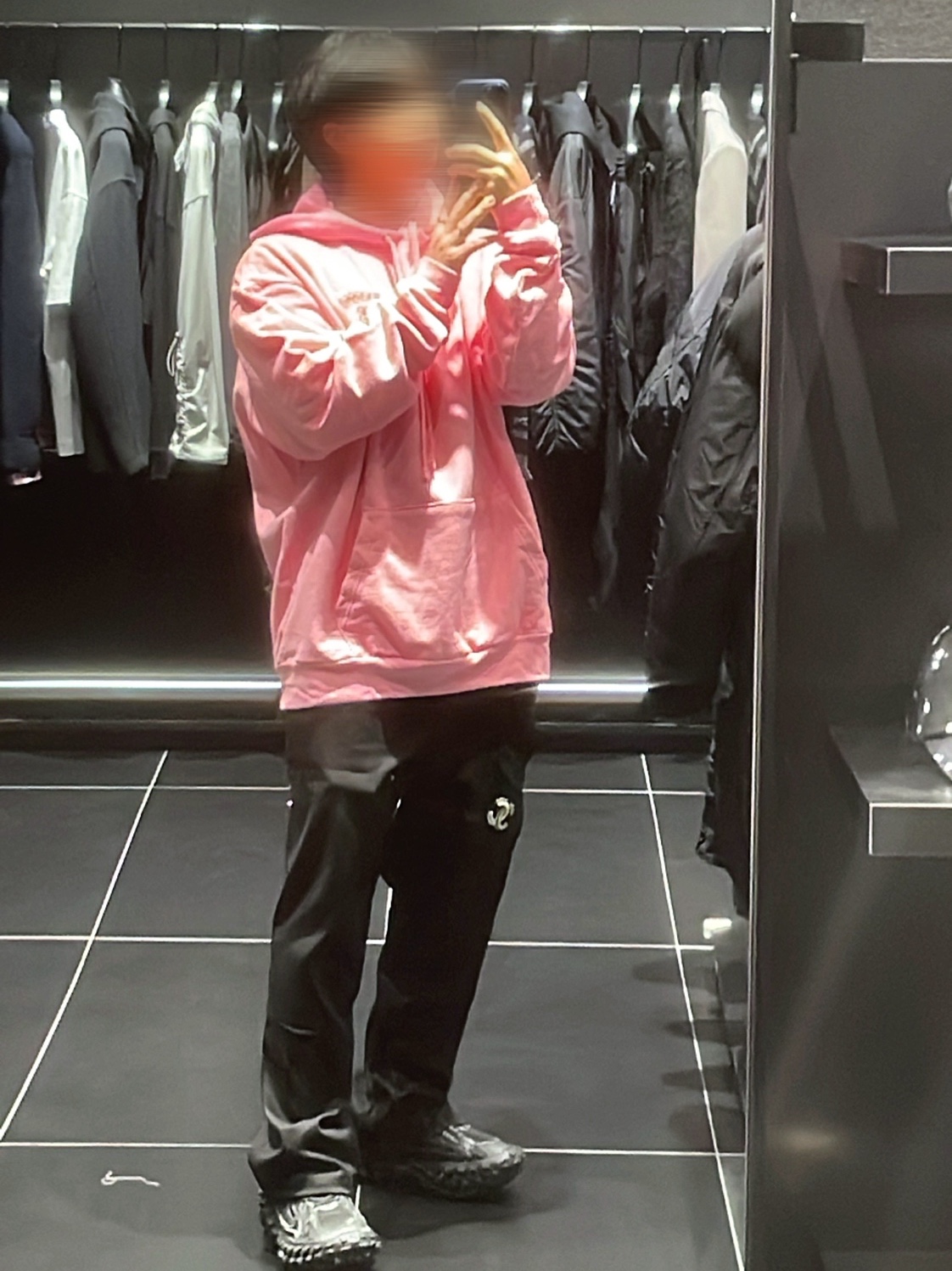 Chrome Hearts Back USA Script Logo Hoodie Pink, Balenciaga Bouncer Screw Sneakers Black 착용 스타일