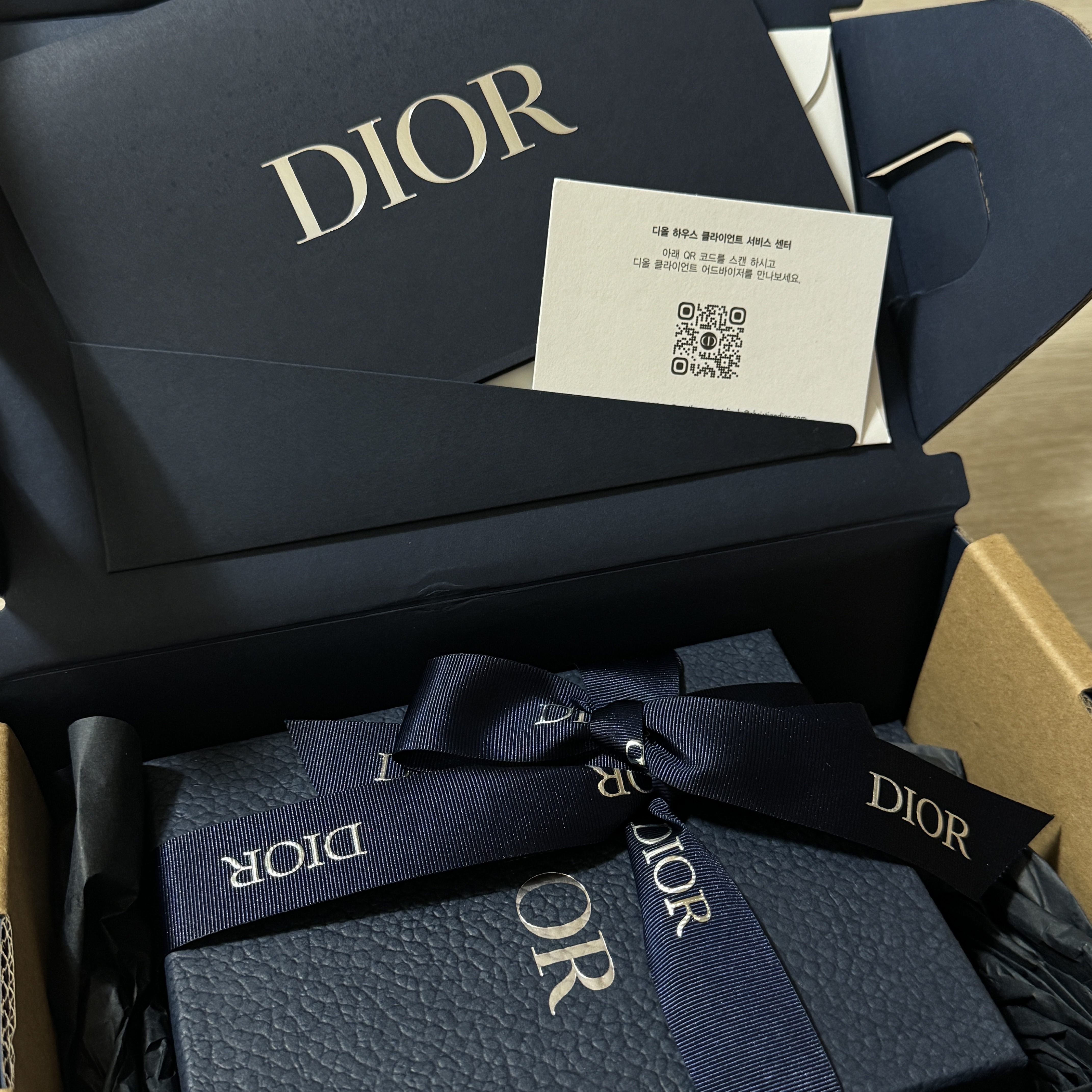 Dior Compact Wallet Beige & Black Dior Oblique Jacquard 착용 스타일 - 2