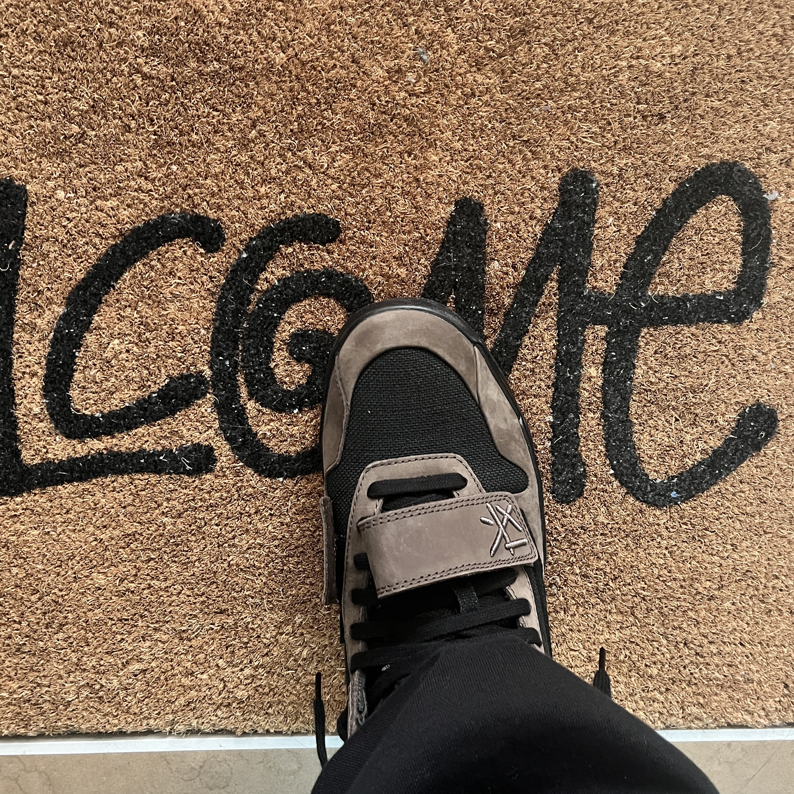Jordan x Travis Scott Jumpman Jack TR Black and Dark Mocha, Stussy Welcome Mat Cocoa 착용 스타일 - 1