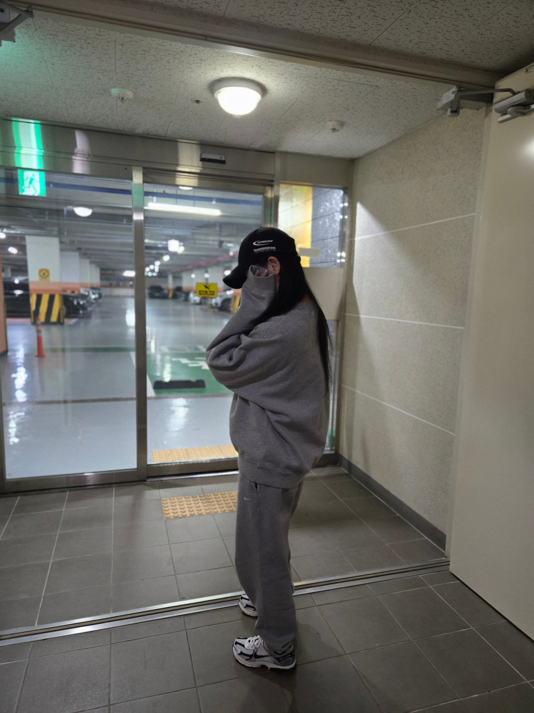 (W) Nike Zoom Vomero 5 Photon Dust Phantom, (W) Nike NRG Solo Swoosh Fleece Pants Dark Grey Heather - Asia 착용 스타일