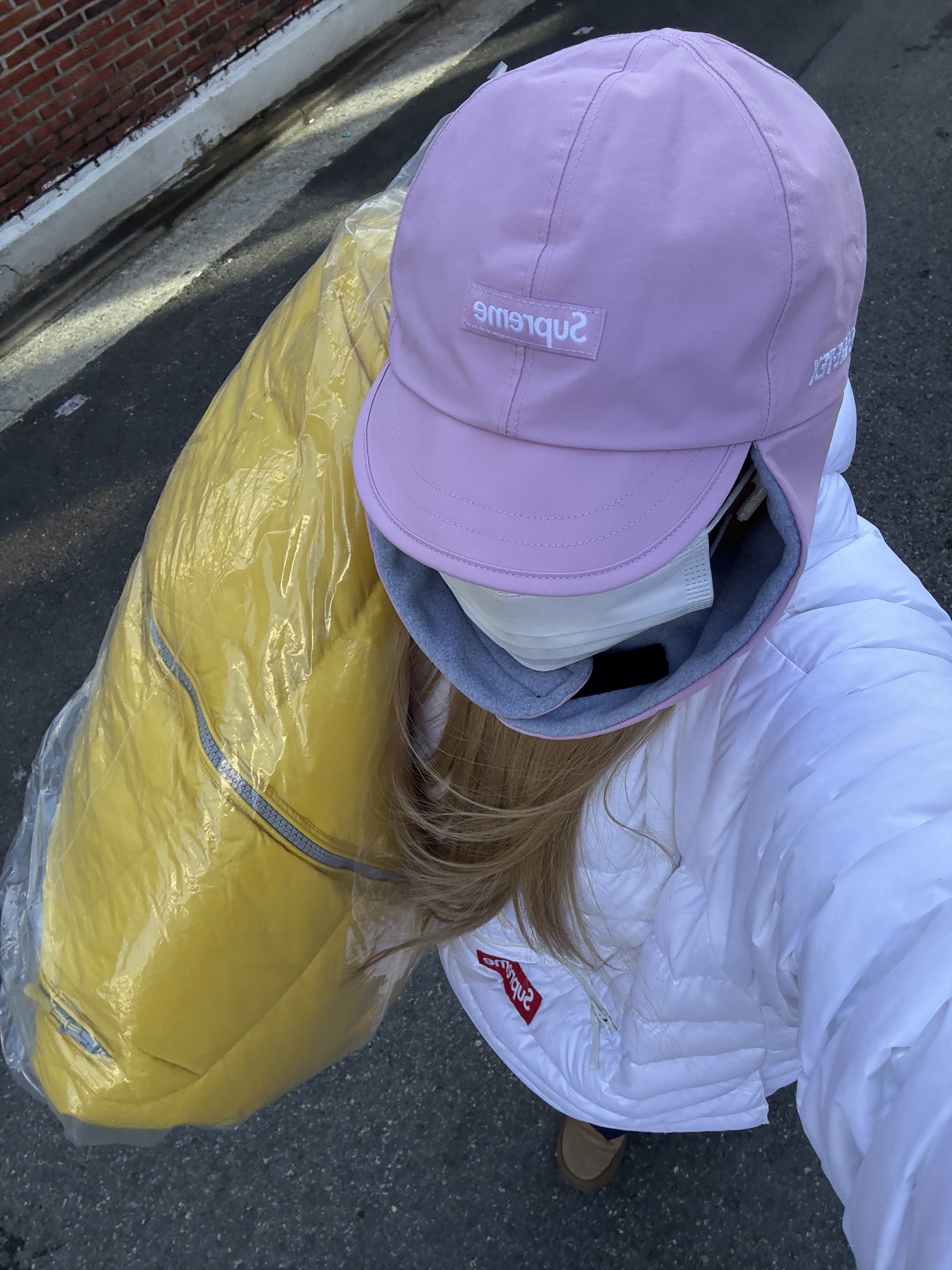 Supreme Gore-Tex Earflap Cap Mauve - 23FW, Supreme Micro Down Half Zip Hooded Pullover White - 23FW 착용 스타일