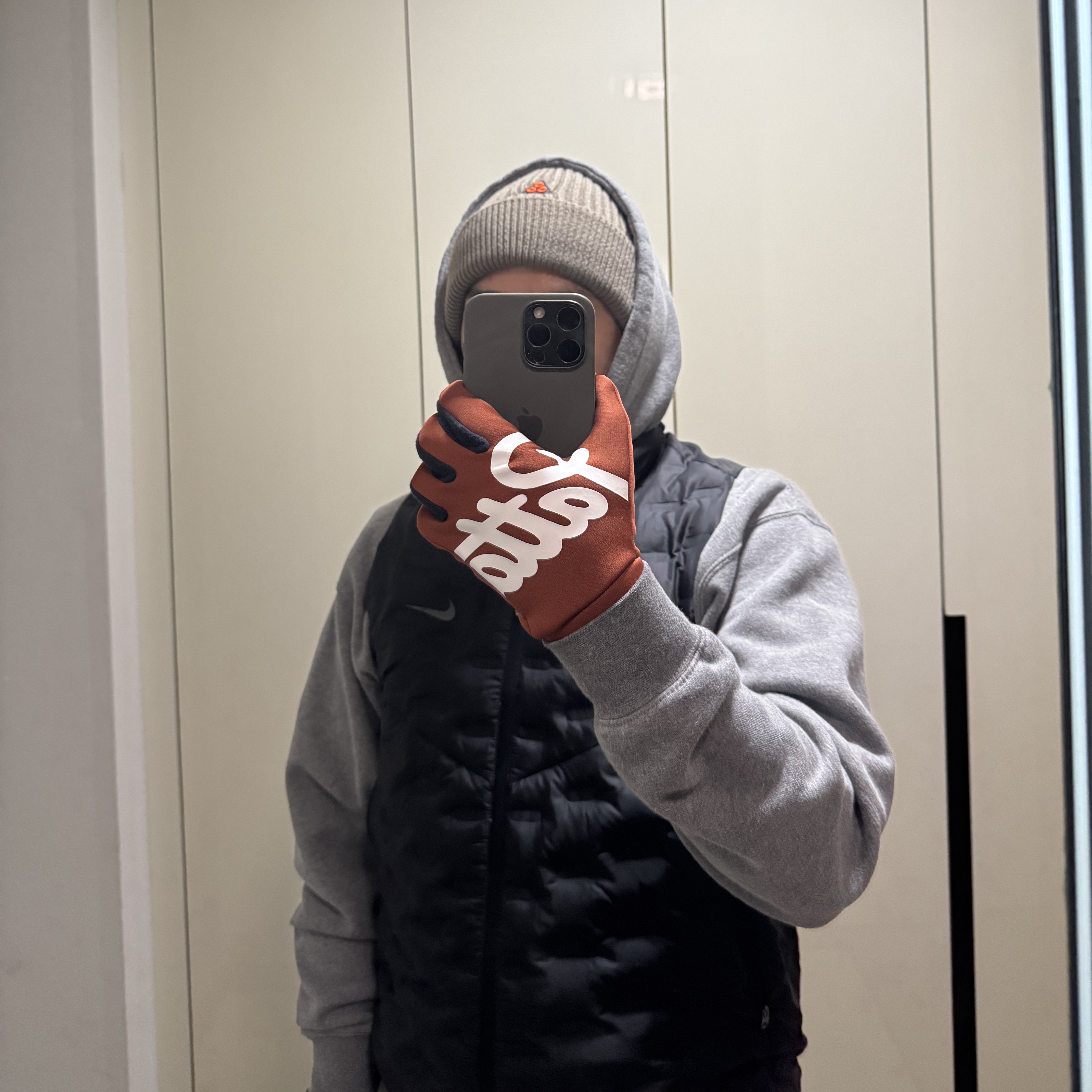 Nike x Patta Gloves Mars Stone, Nike NRG ACG Cuffed Beanie Olive Grey 착용 스타일