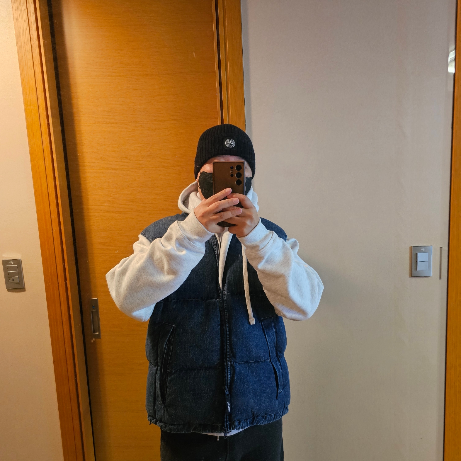 Stone Island N10B5 Beanie Navy Blue - 22FW, Supreme x Nike Denim Puffer Vest Indigo - 24SS 착용 스타일 - 1