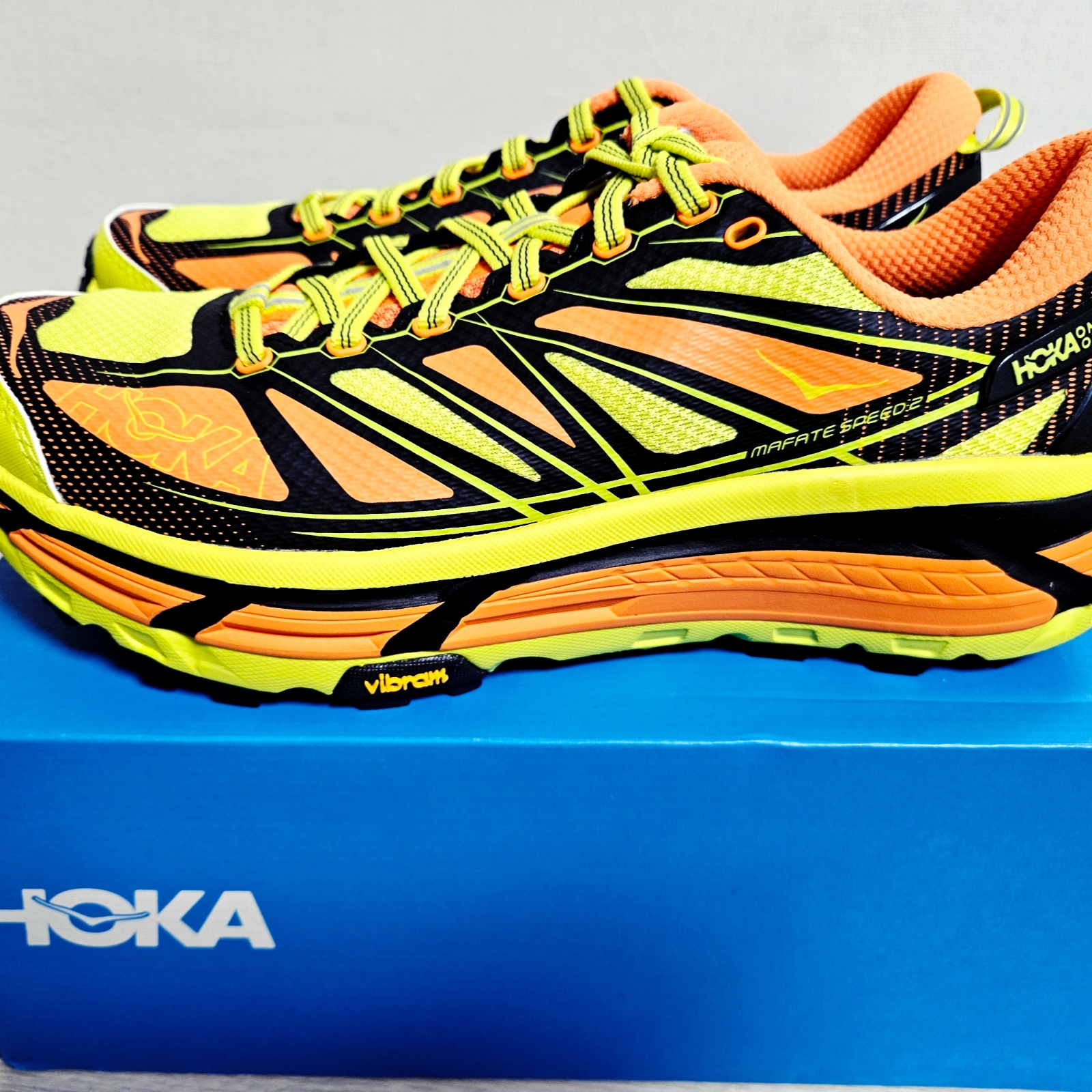 Hoka Mafate Speed 2 Electric Tangerine Citrus 착용 스타일 - 2