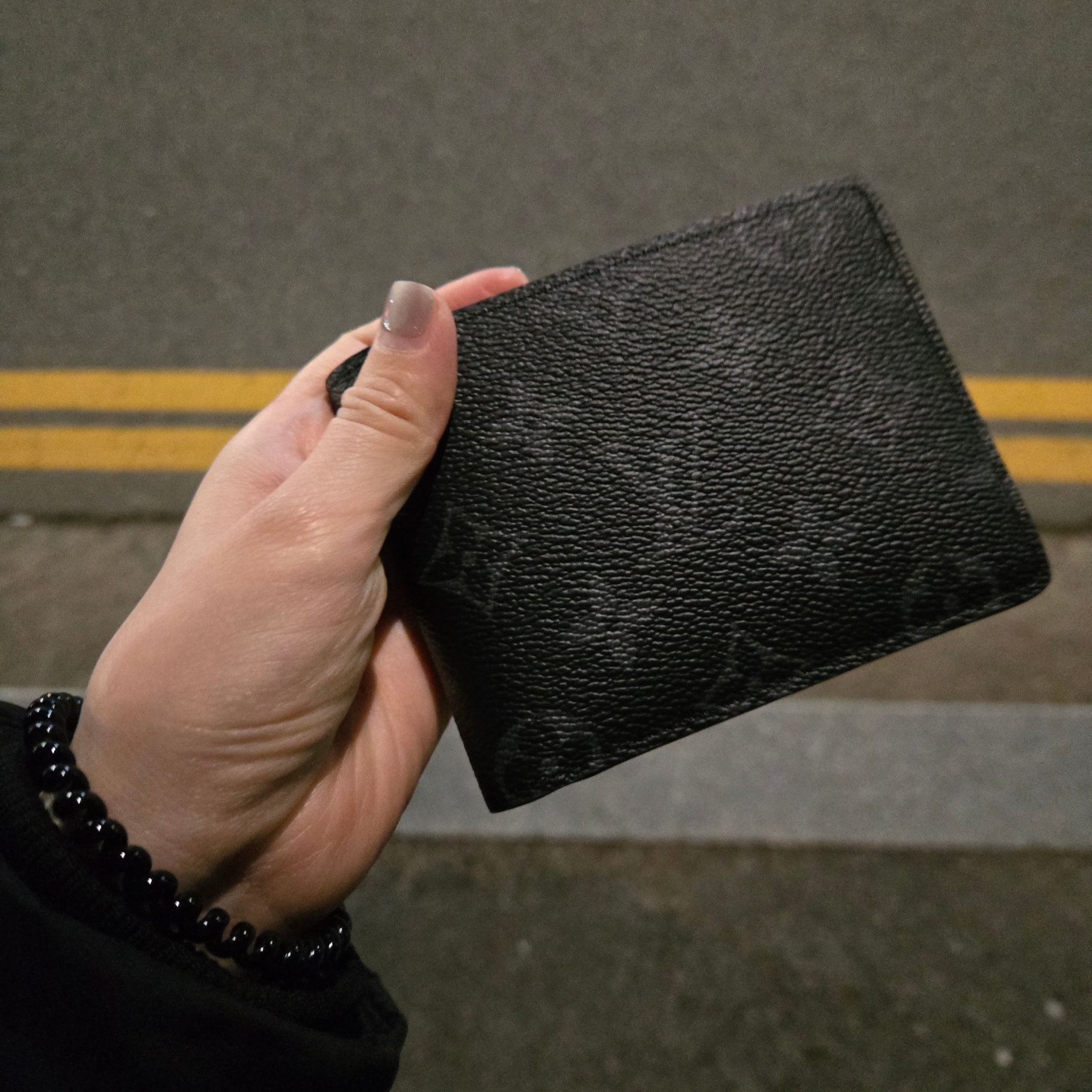 Louis Vuitton Multiple Wallet Monogram Eclipse 착용 스타일 - 3