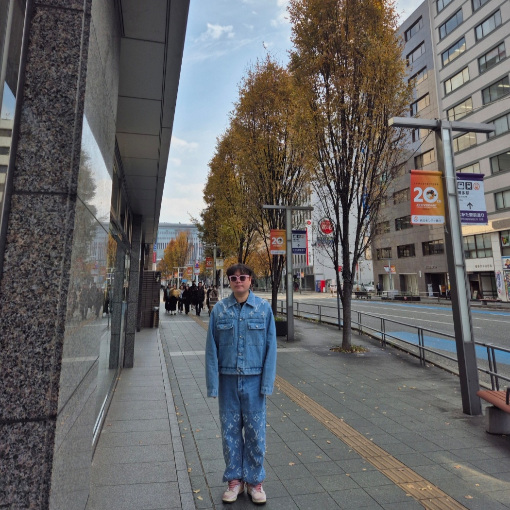 (W) Celine Monochroms 03 Sunglasses in Acetate Light Pink, Louis Vuitton Denim Trucker Jacket Indigo 착용 스타일