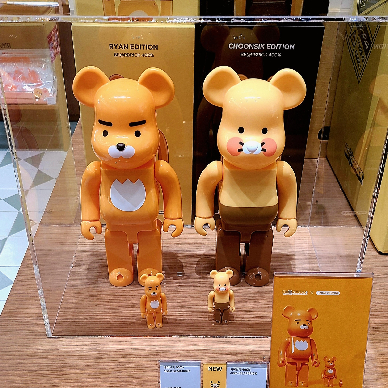 Bearbrick x Kakao Friends Choonsik 1000%, Bearbrick x Kakao Friends Ryan 100% 착용 스타일 - 4