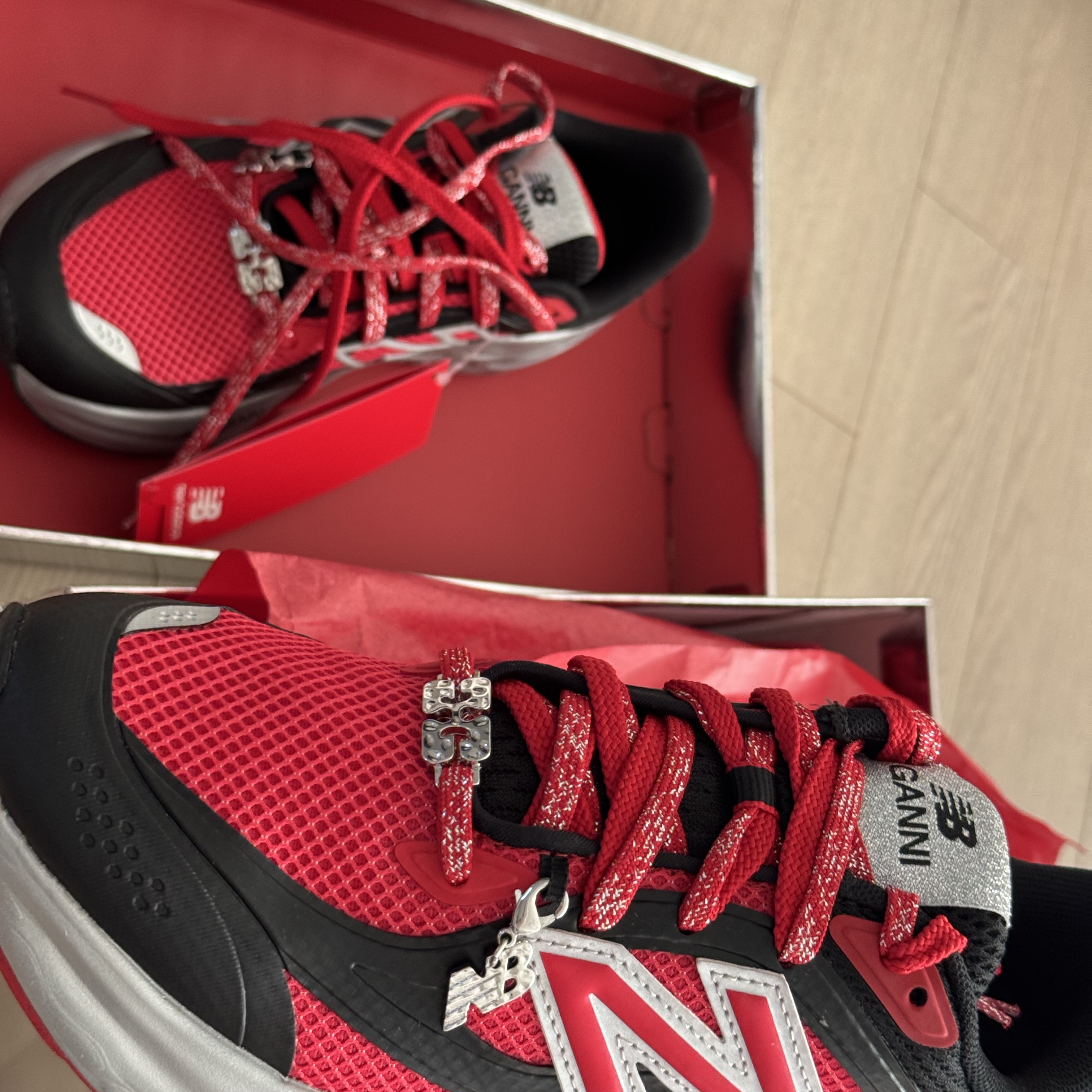 New Balance x Ganni Fresh Foam Racing Red Black 착용 스타일 - 3