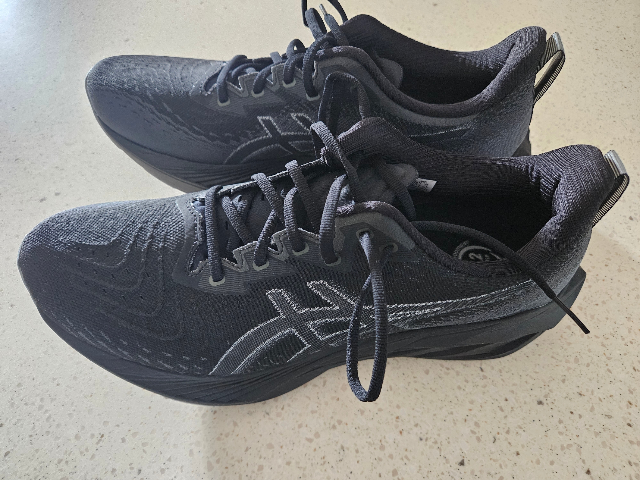 Asics Novablast 4 Black Graphite Grey - 2E Wide 착용 스타일 - 1