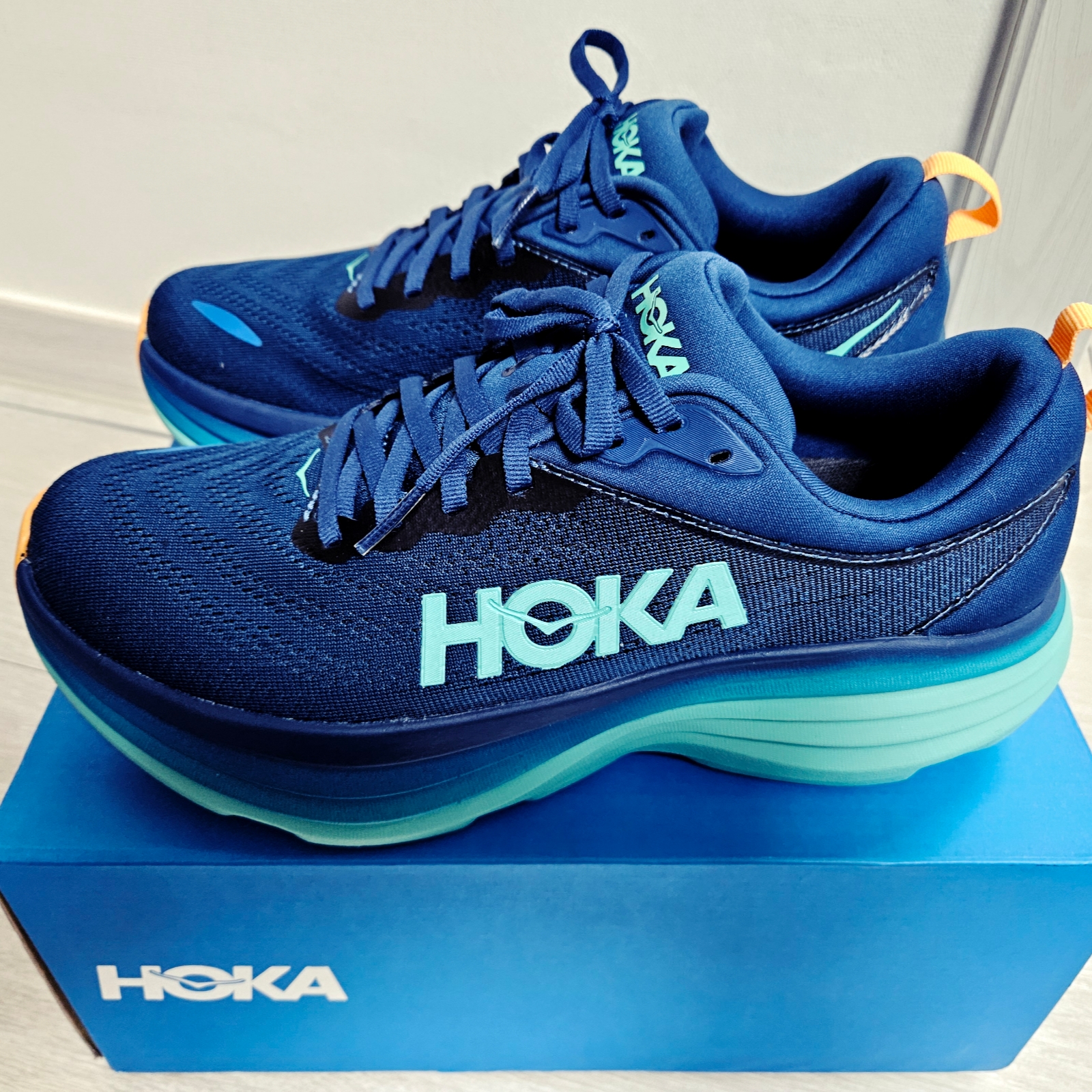 Hoka Bondi 8 Midnight Shoreline 착용 스타일 - 1