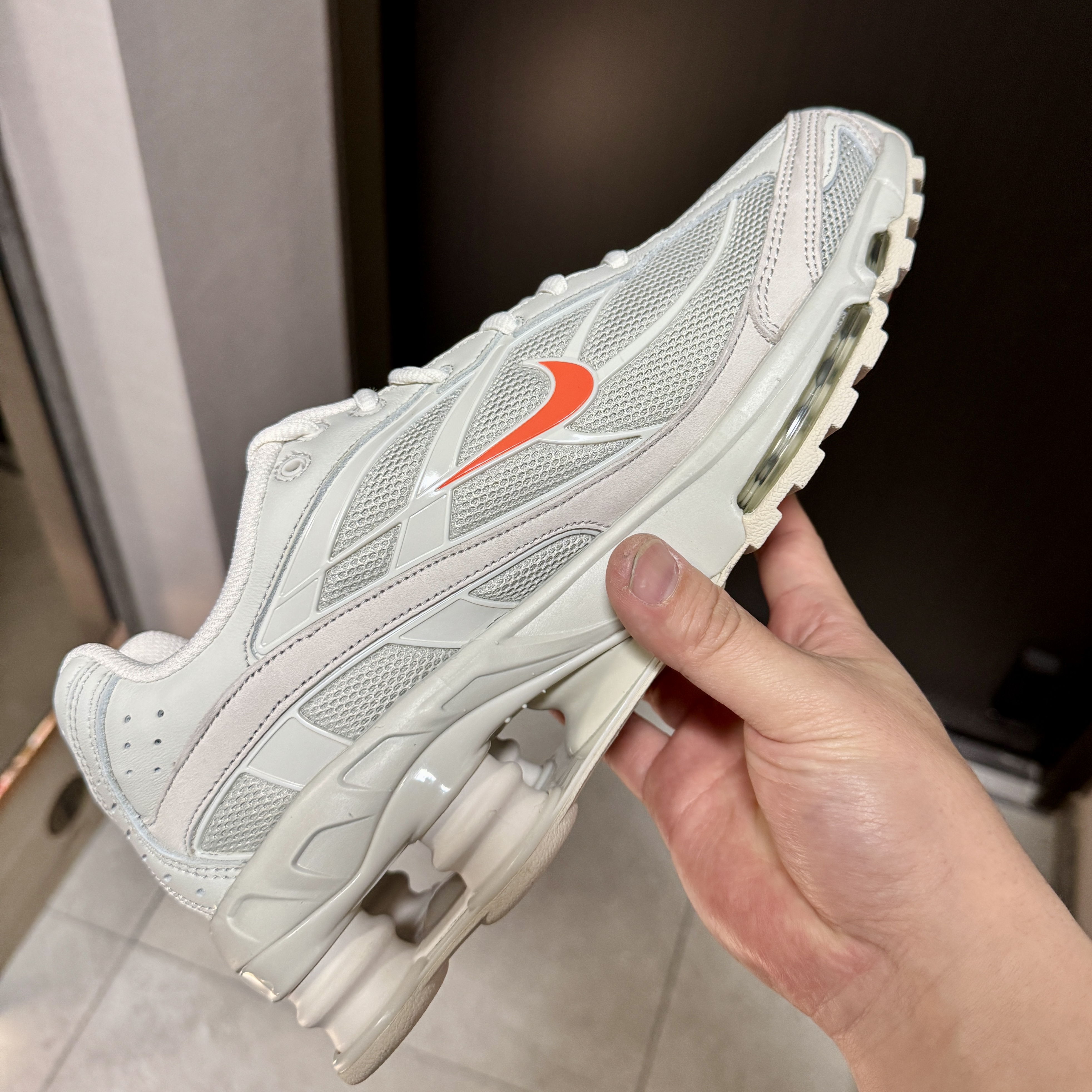 Nike Shox Ride 2 Light Bone and Turf Orange 착용 스타일 - 1