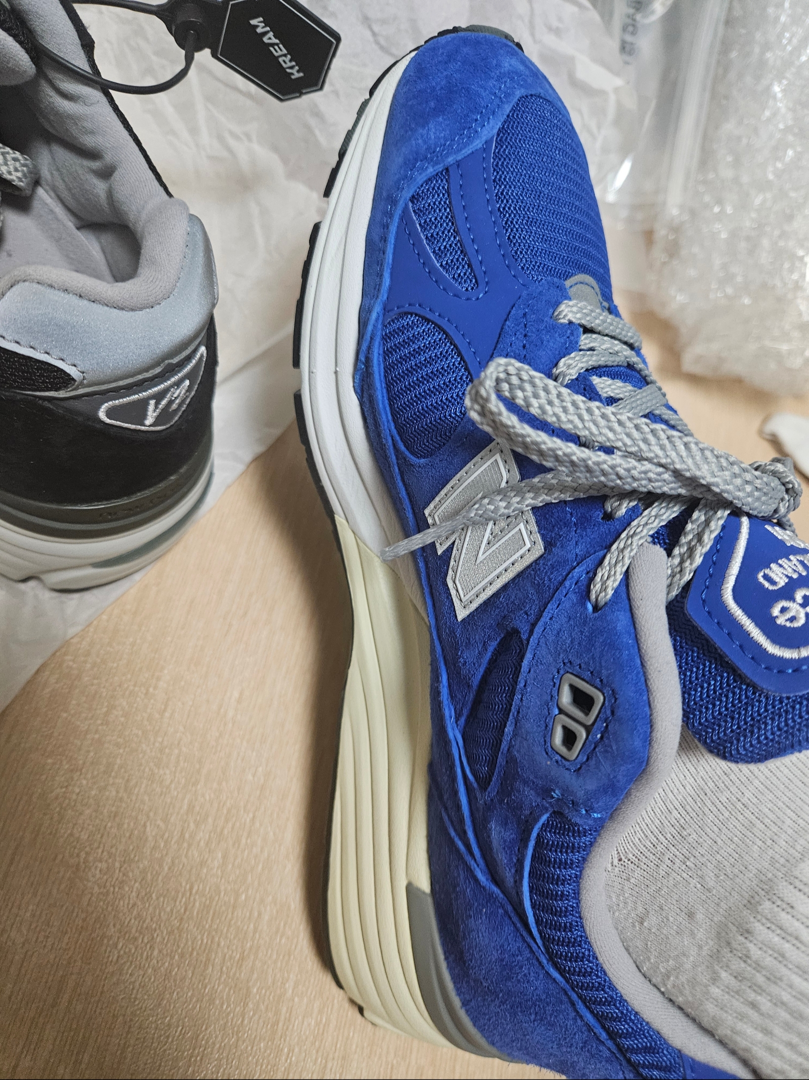 New Balance 991v2 Made in UK Dazzling Blue, New Balance 991v2 Made in UK Black 착용 스타일 - 3