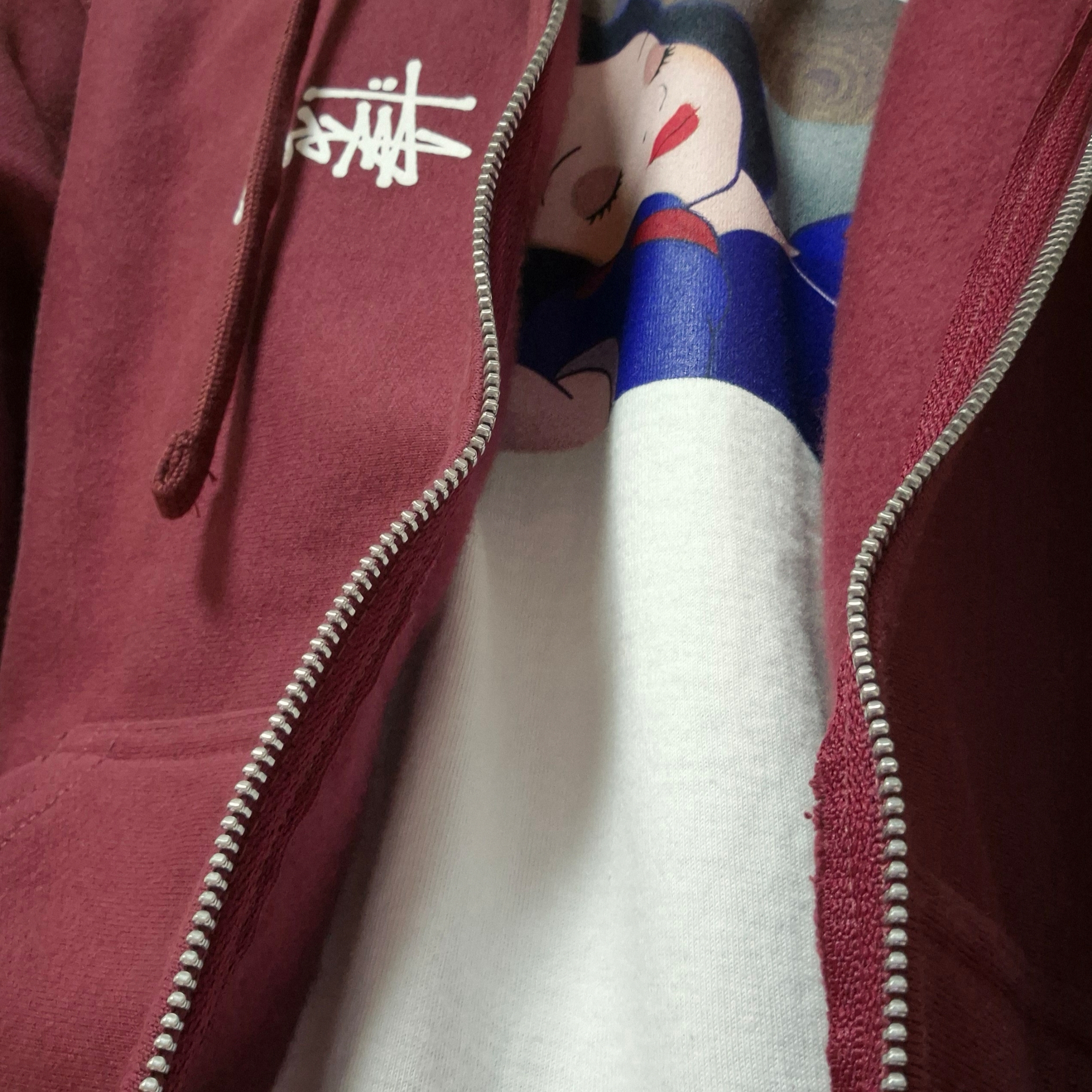 Stussy Basic Stussy Zip Hoodie Oxblood 2024, Supreme Snow White T-Shirt White - 24FW 착용 스타일 - 2