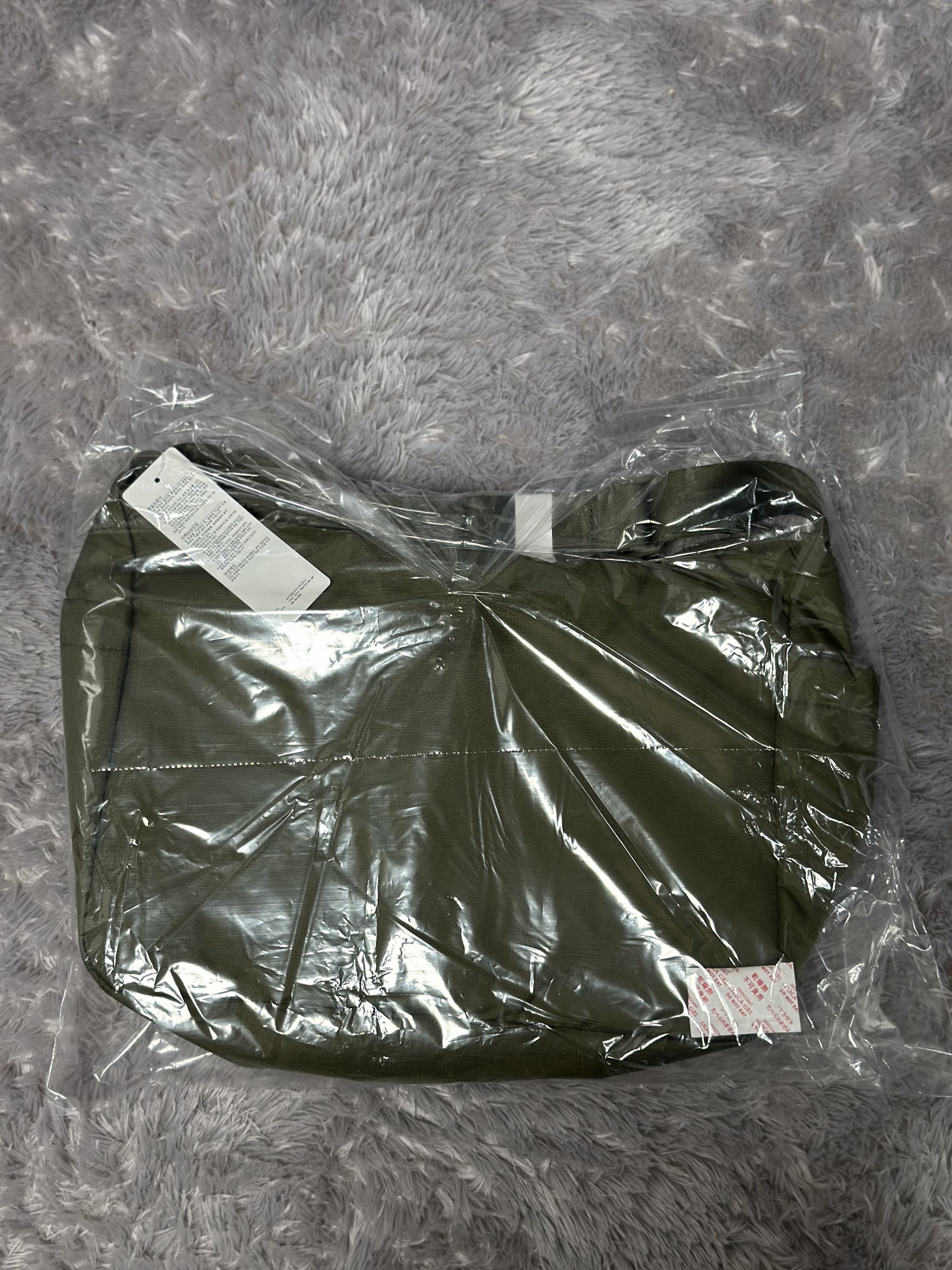 Uniqlo Multi Pocket Shoulder Bag Olive 착용 스타일 - 2