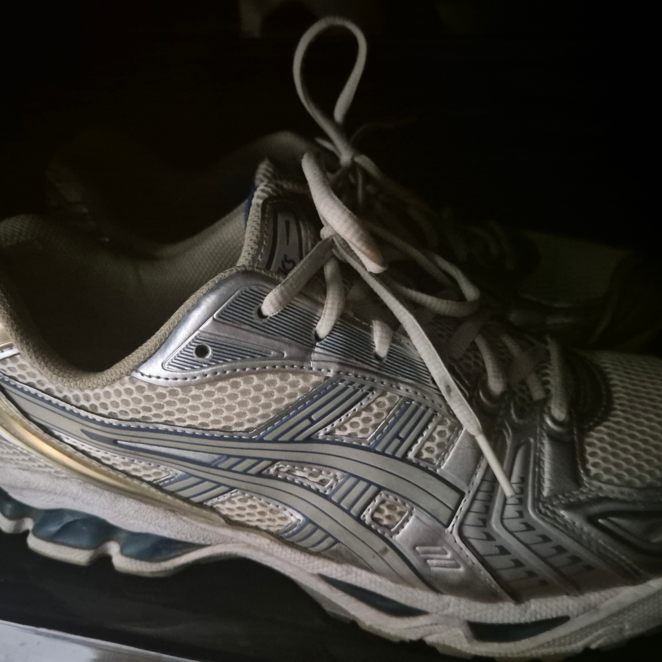 Asics Gel-Kayano 14 Cream Pure Silver 착용 스타일
