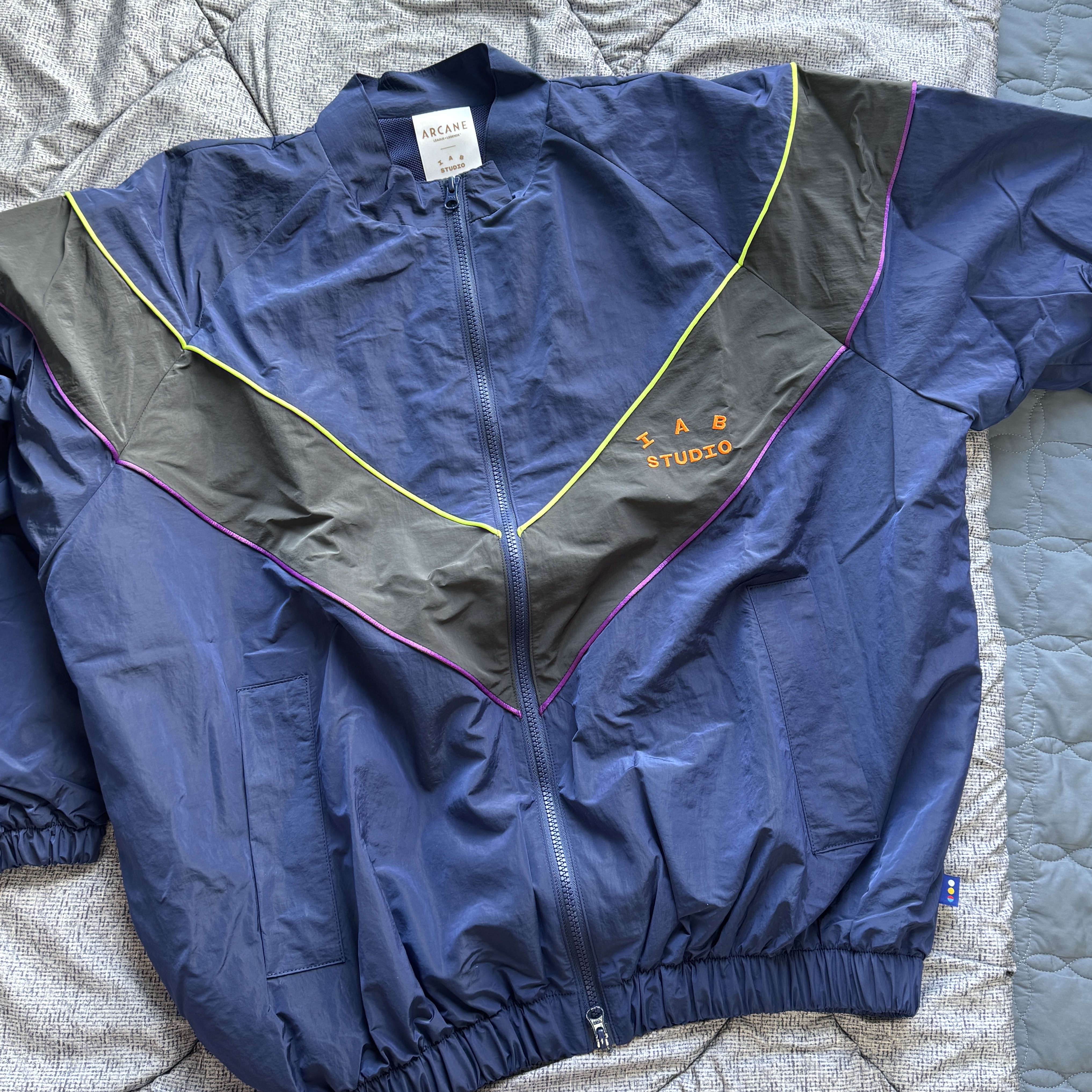 IAB Studio x Arcane Zaun Tracktop Night Blue Neon 착용 스타일 - 2
