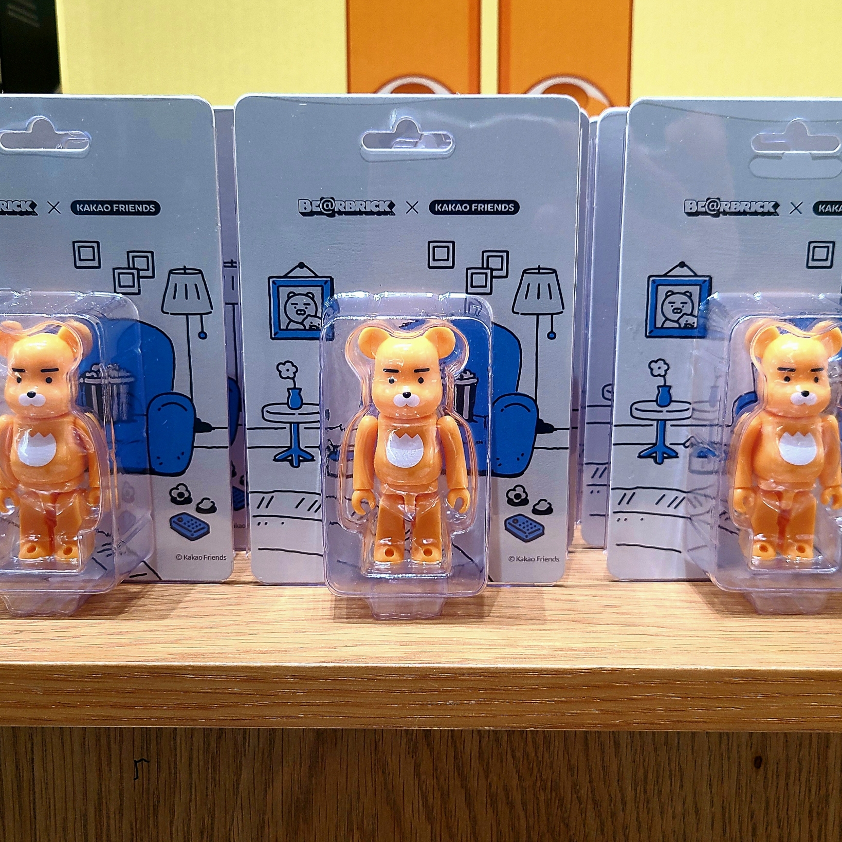 Bearbrick x Kakao Friends Choonsik 1000%, Bearbrick x Kakao Friends Ryan 100% 착용 스타일 - 2
