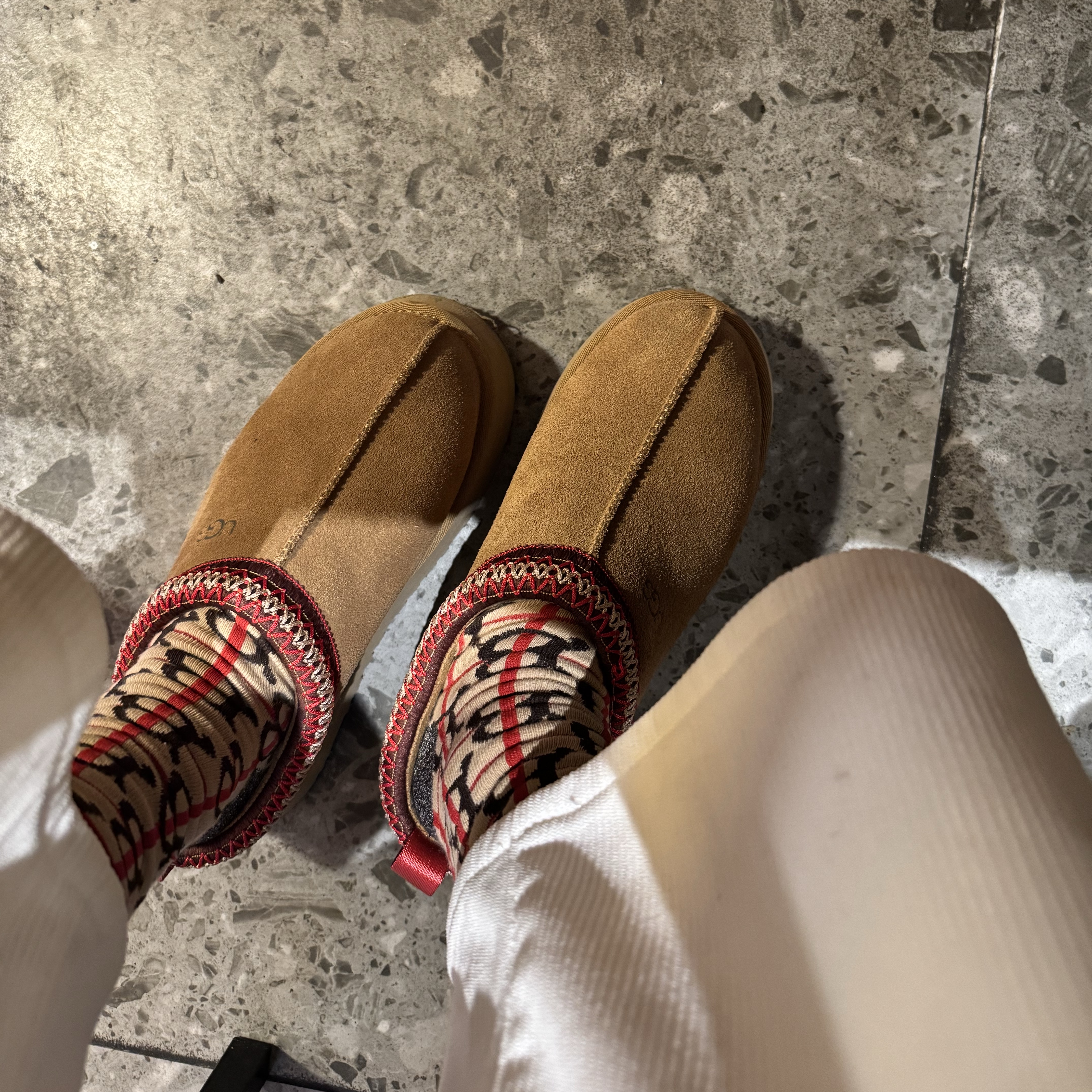 (W) UGG Tazz Slipper Chestnut 착용 스타일
