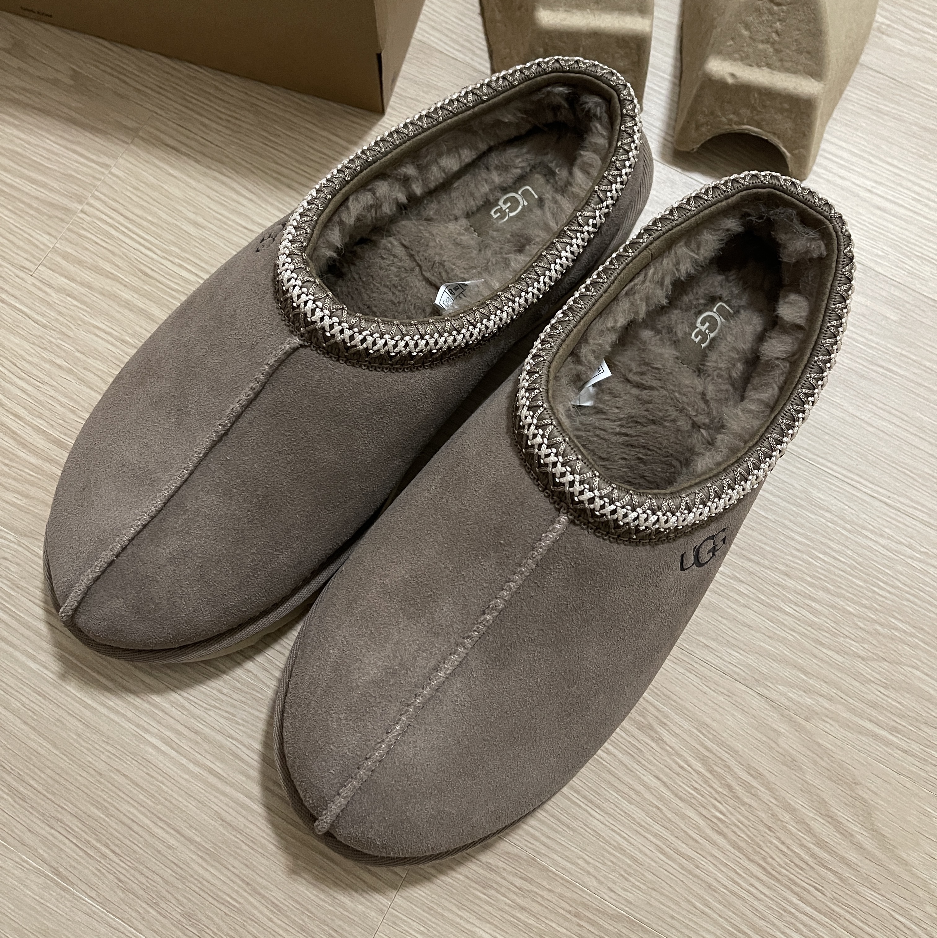 UGG Tasman Slipper Caribou 착용 스타일 - 2