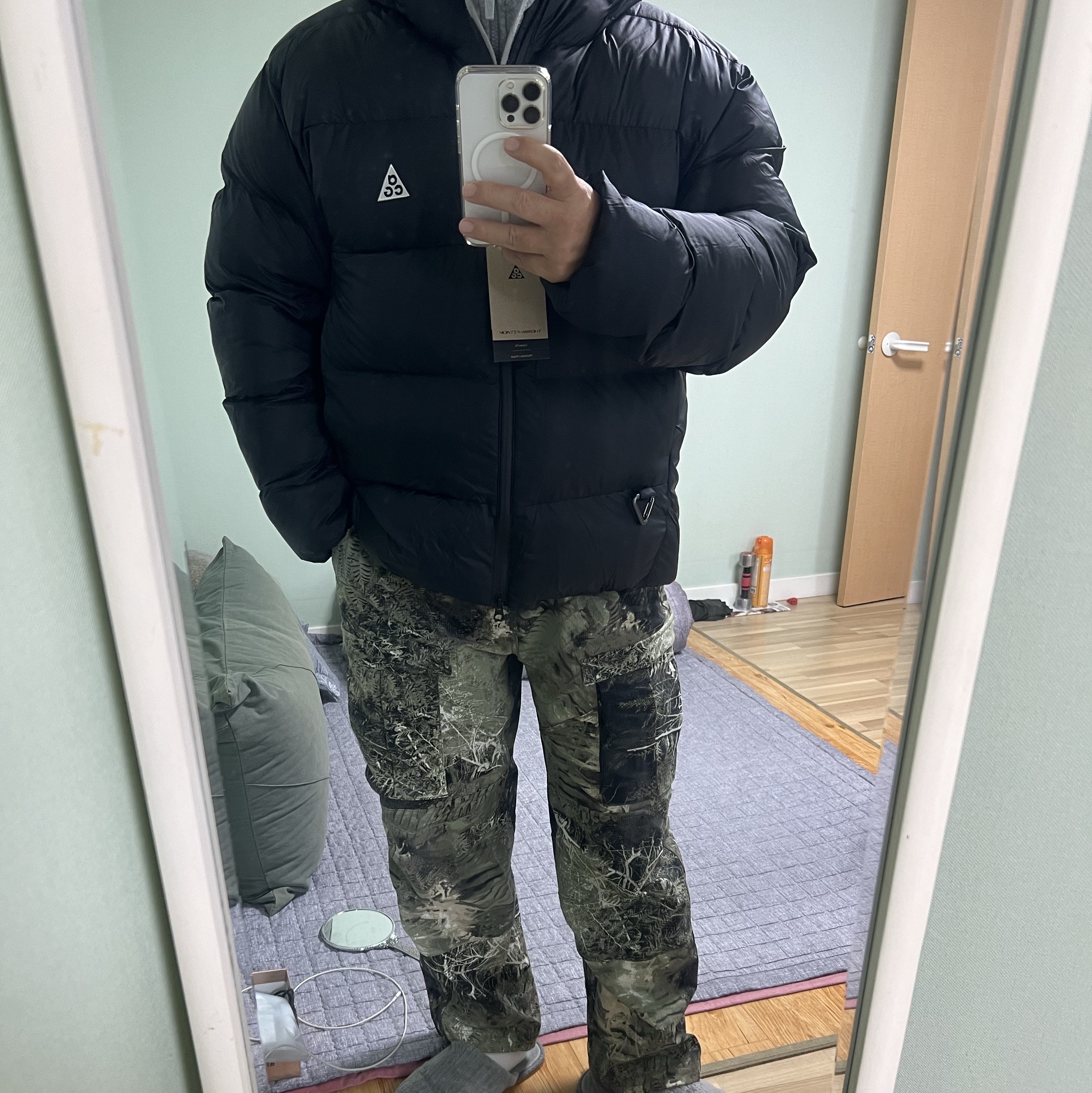 Nike ACG Smith Summit Allover Print Cargo Pants Oil Green - Asia, Nike ACG Therma-Fit ADV Lunar Lake Loose Hooded Jacket Black Summit White - Asia 착용 스타일 - 1