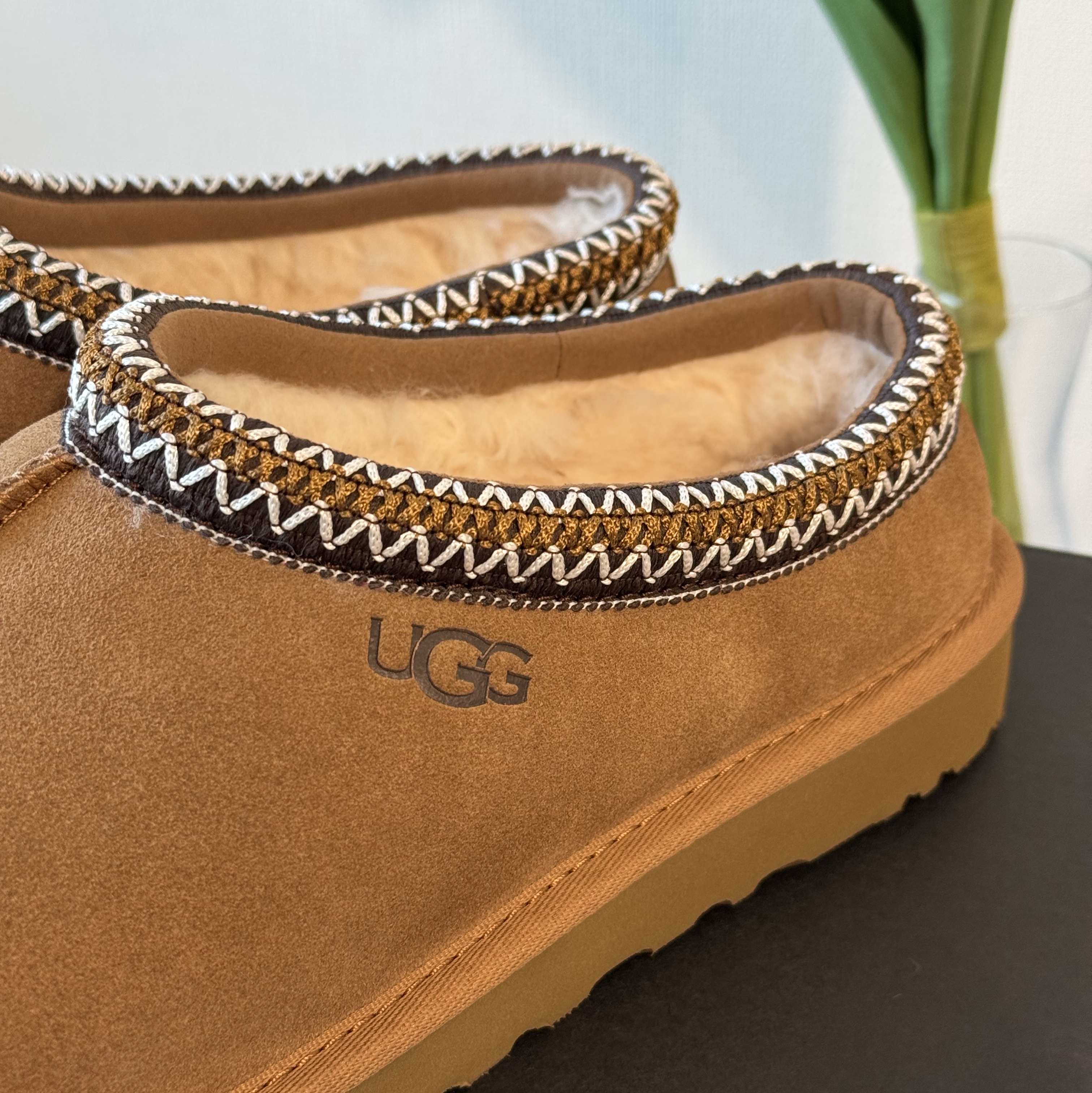 UGG Tasman Slipper Chestnut, Apple AirPods Max Lightning Space Gray (Korean Ver.) 착용 스타일 - 2