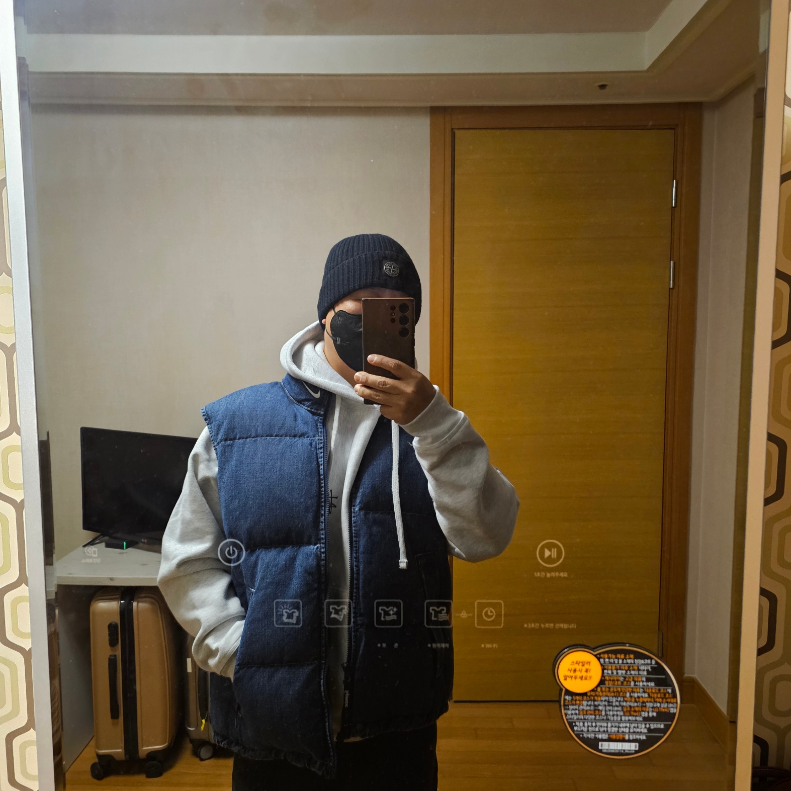 Stone Island N10B5 Beanie Navy Blue - 22FW, Supreme x Nike Denim Puffer Vest Indigo - 24SS 착용 스타일 - 2