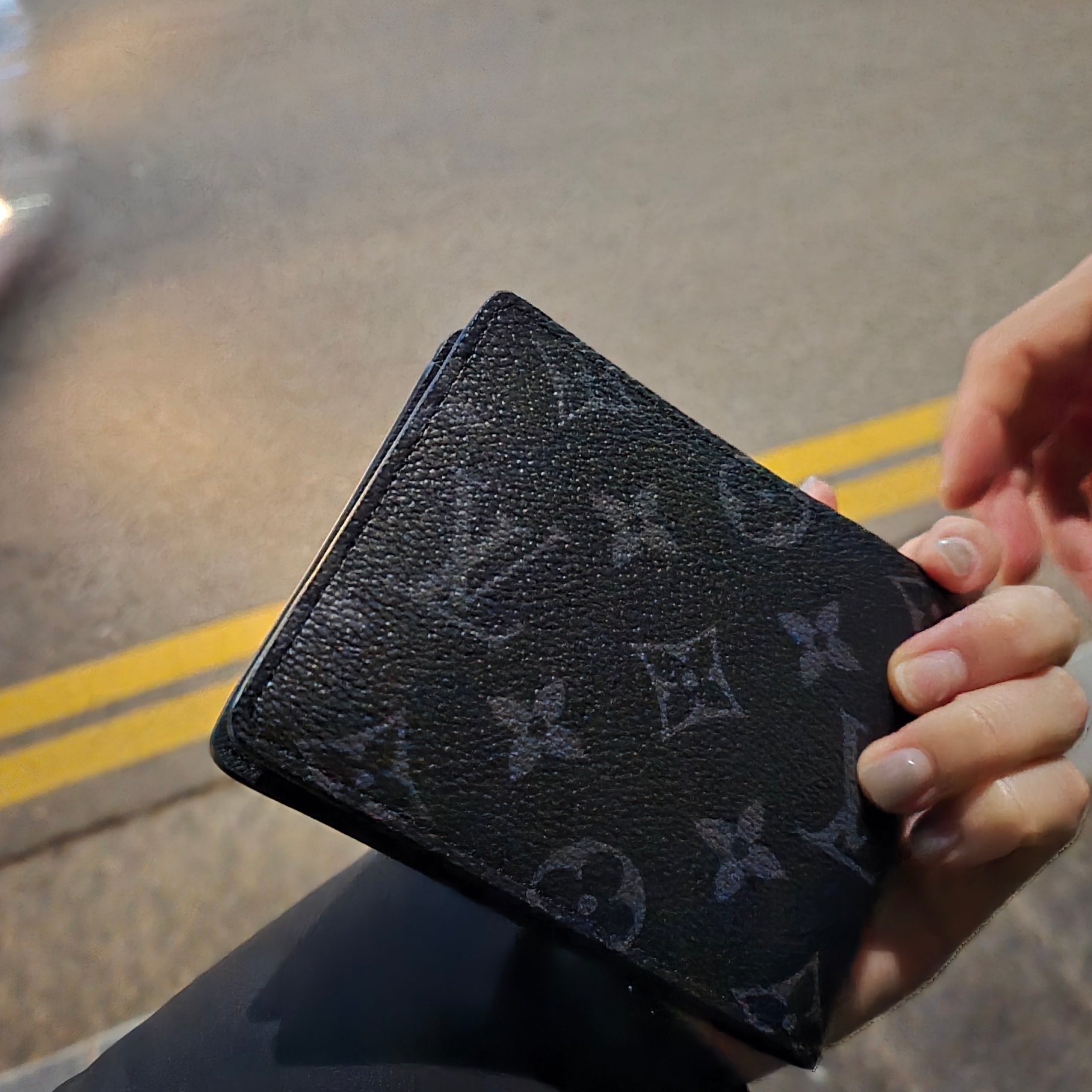 Louis Vuitton Multiple Wallet Monogram Eclipse 착용 스타일 - 2