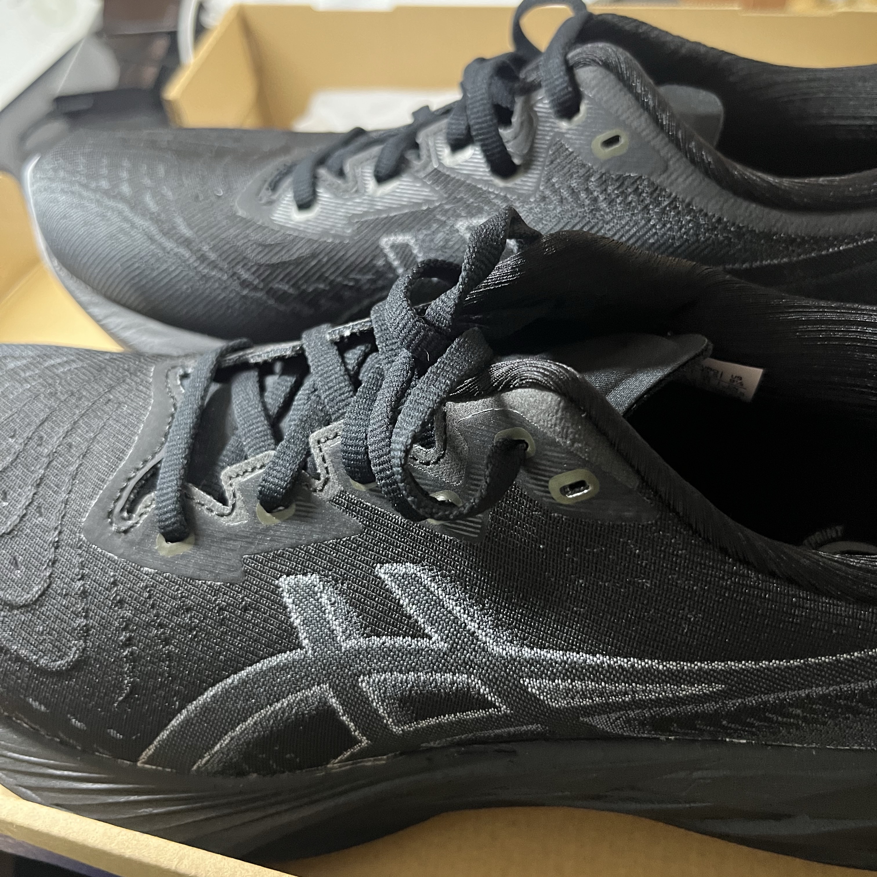 Asics Novablast 4 Black Graphite Grey 착용 스타일