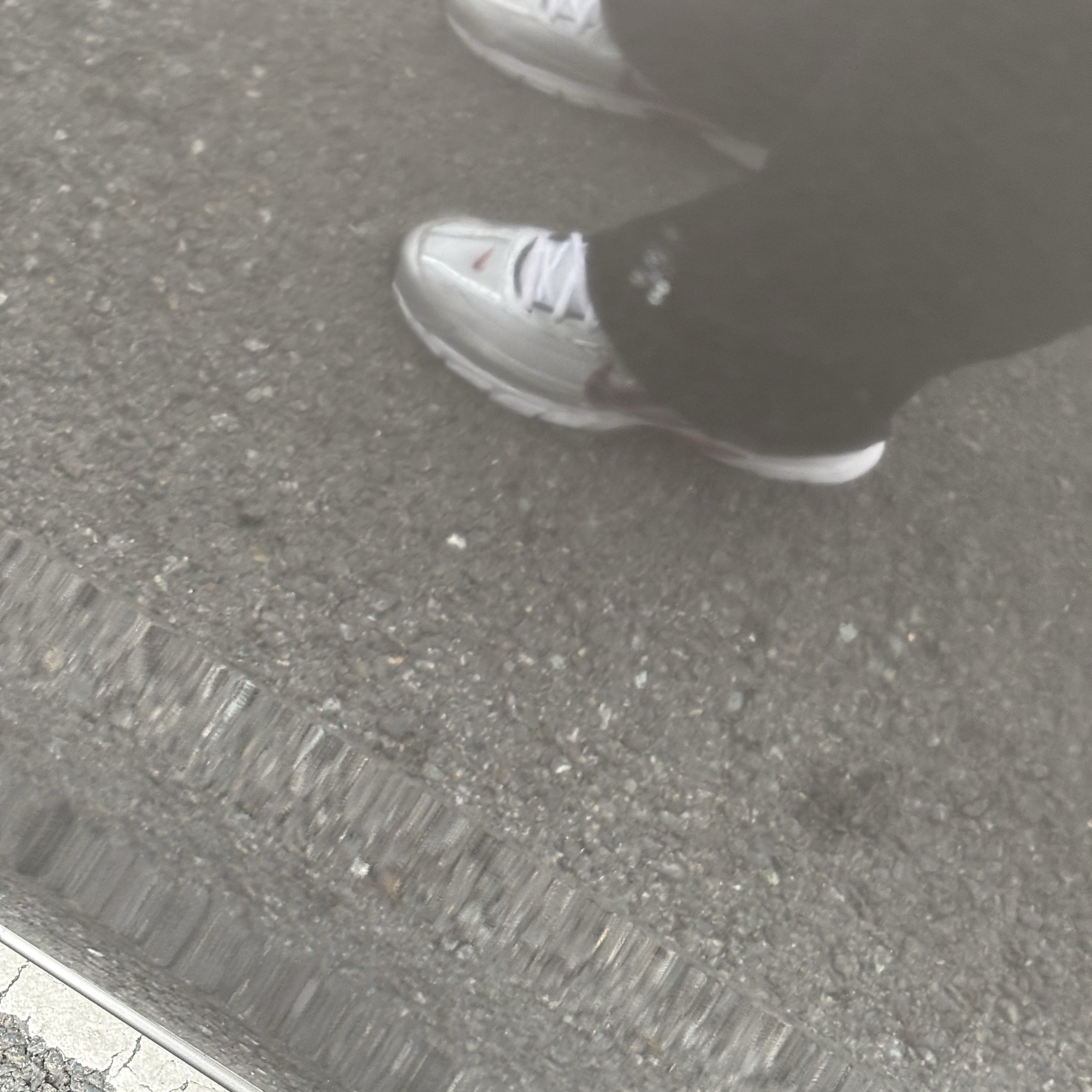 Nike Initiator Metallic Silver Black 착용 스타일 - 2