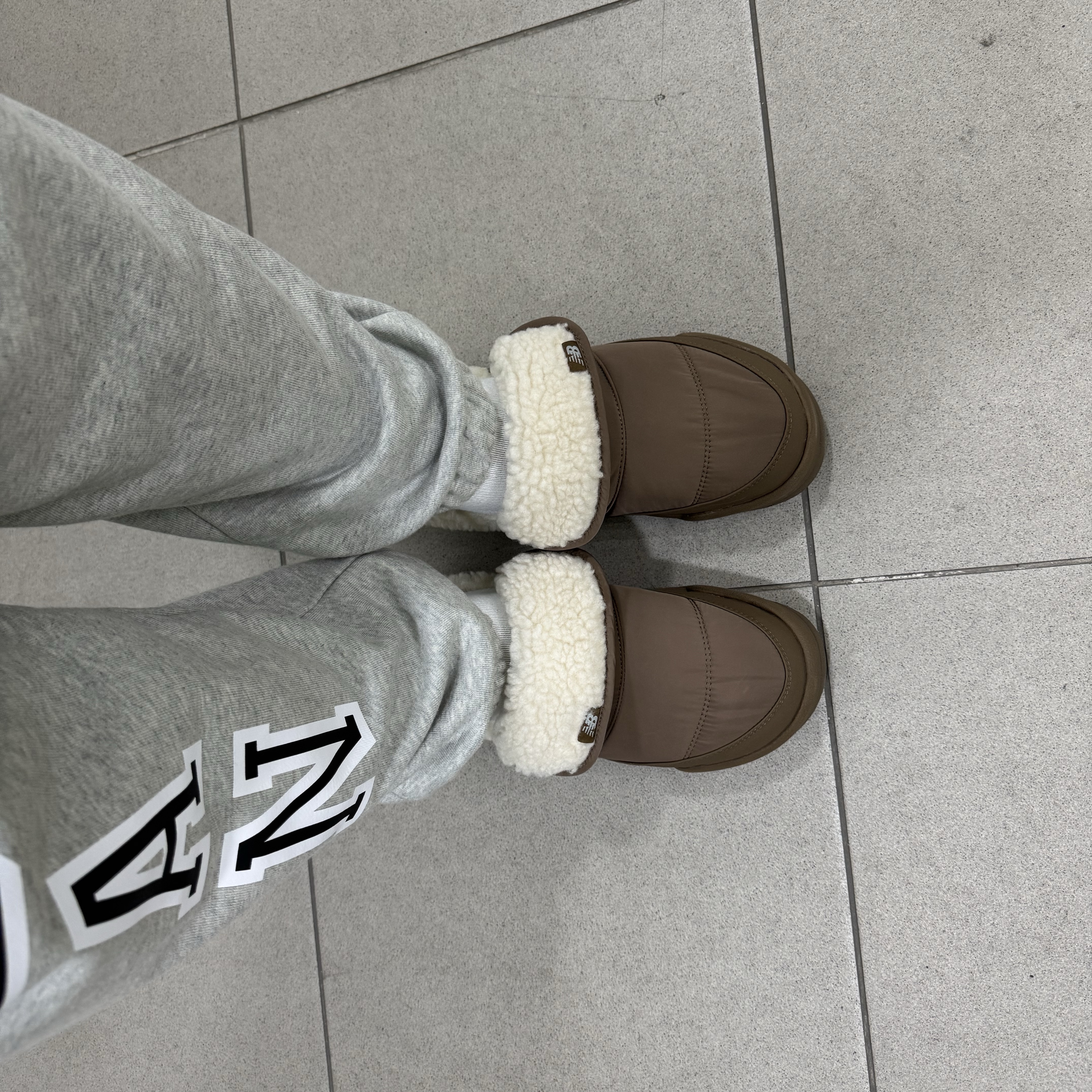 New Balance Puflee v2 Light Brown 착용 스타일