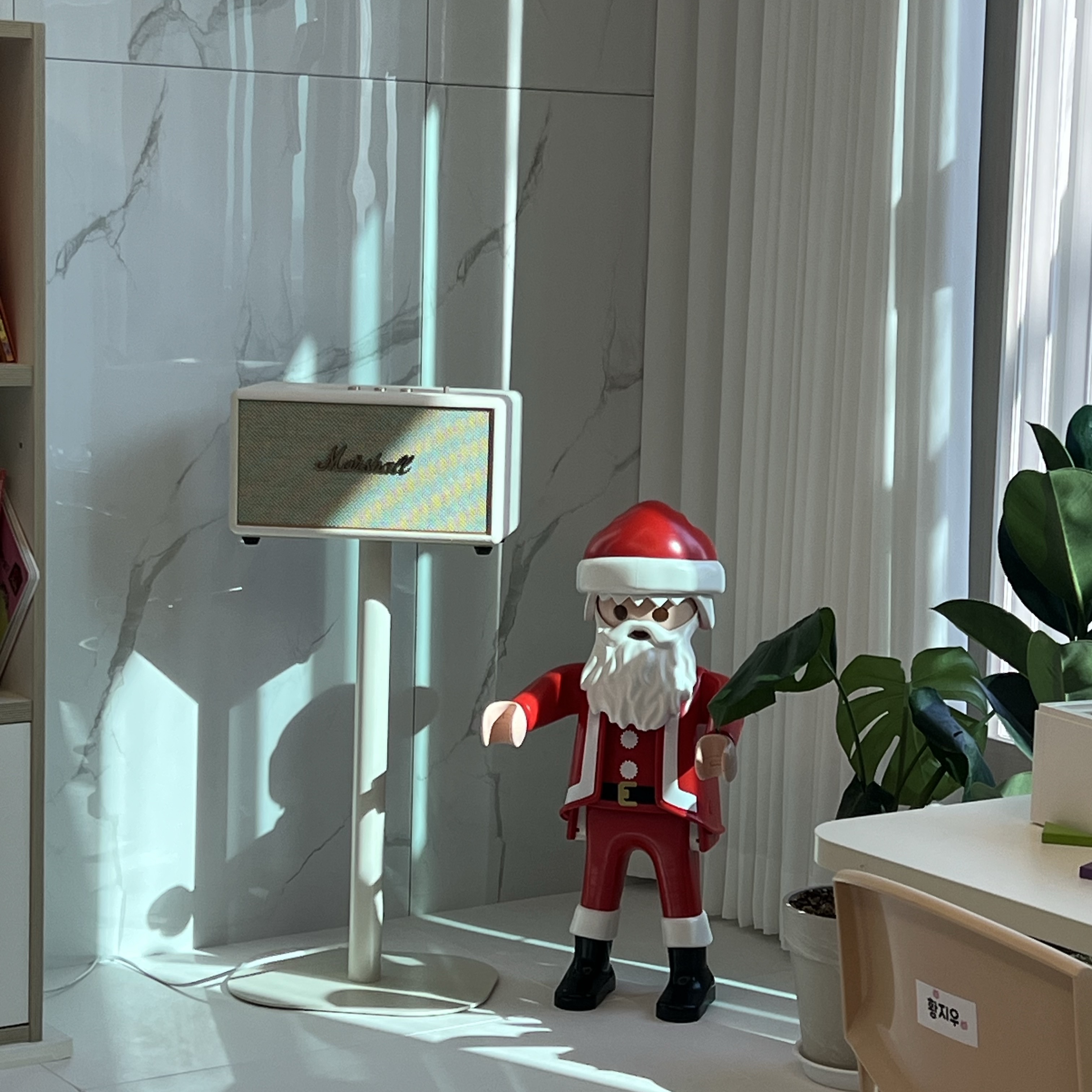 Playmobil Santa XXL, Marshall Stanmore III Bluetooth Cream (Korean Ver.) 착용 스타일