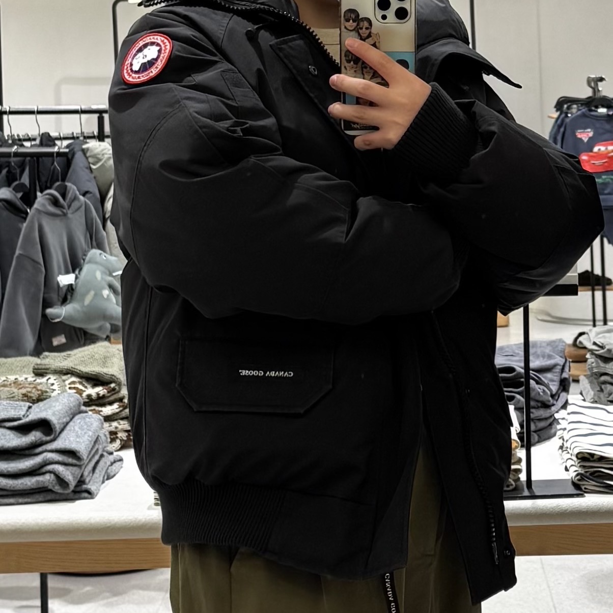 Canada Goose Chilliwack Bomber Black, New Balance 2002R Grey 착용 스타일 - 2