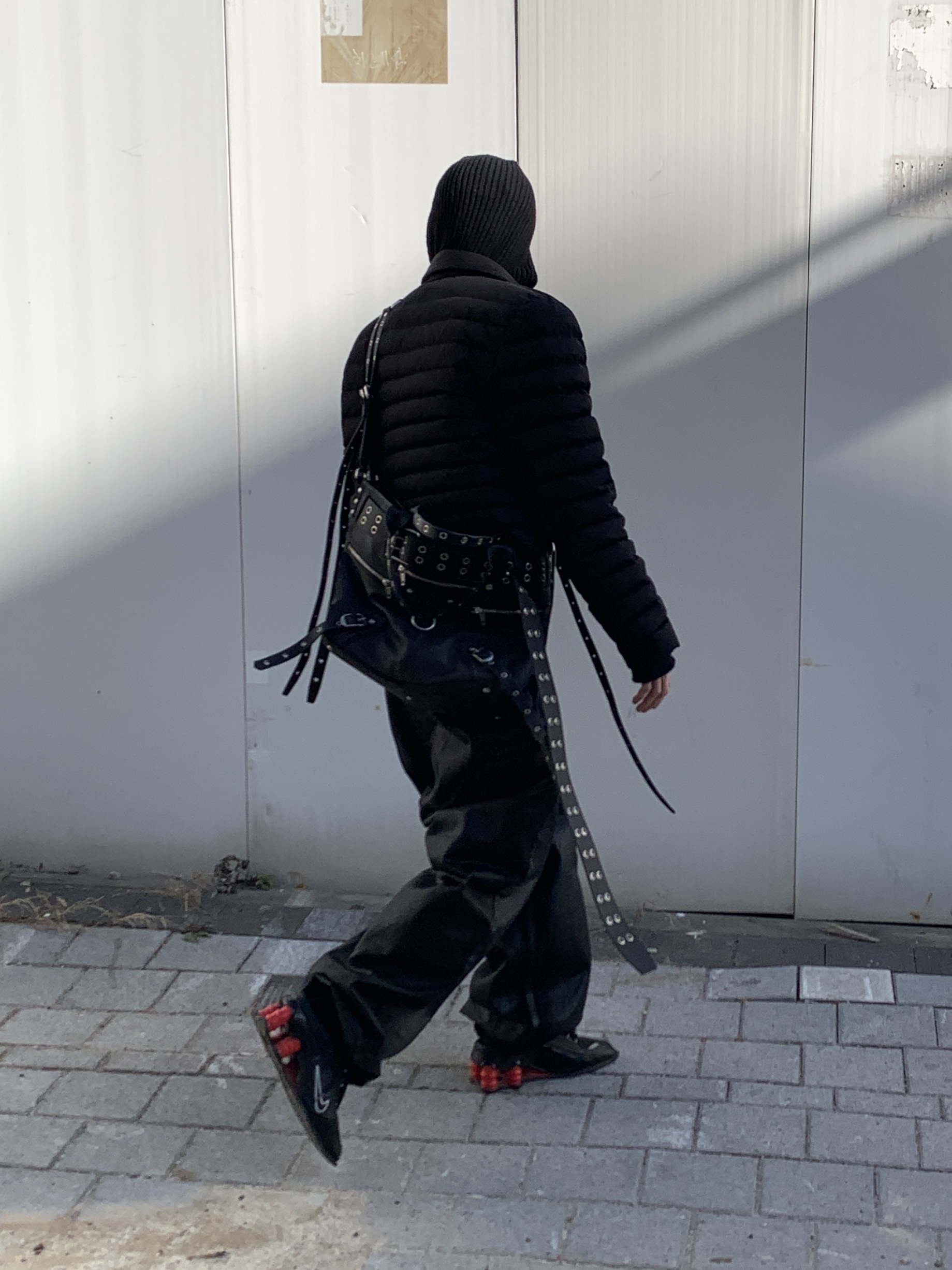 Balenciaga Emo Bucket Bag in Washed Calfskin Black, Balenciaga Emo XS Bucket Bag in Washed Calfskin Black 착용 스타일 - 2