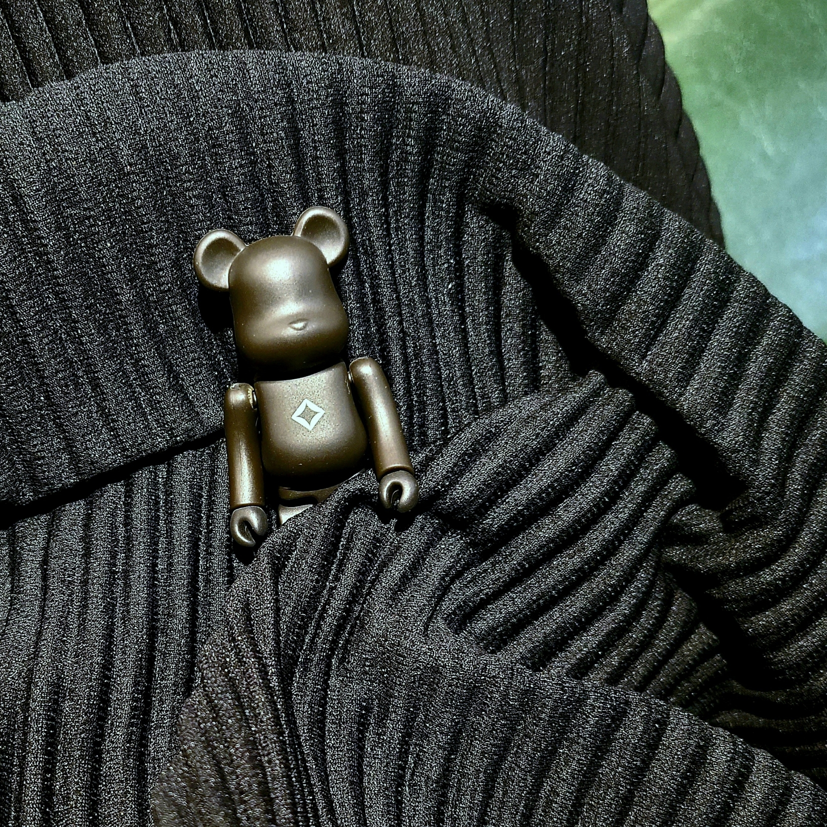 COS Quilted Micro Bag Leopard, Bearbrick x Helinox 15th Anniversary Black 100% 착용 스타일 - 3