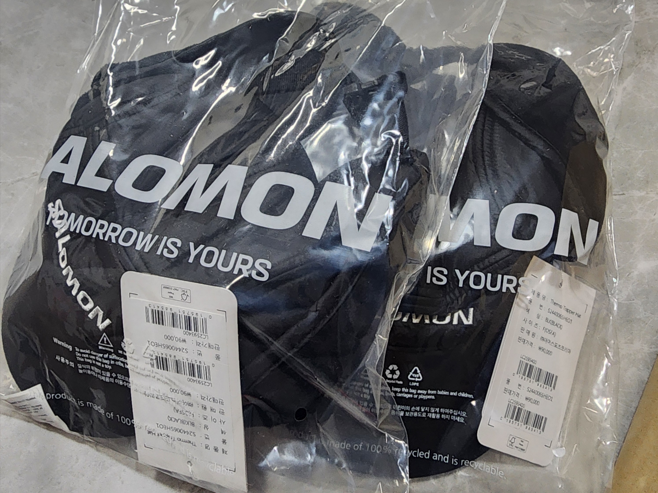 Salomon Thermo Trapper Hat Black 착용 스타일