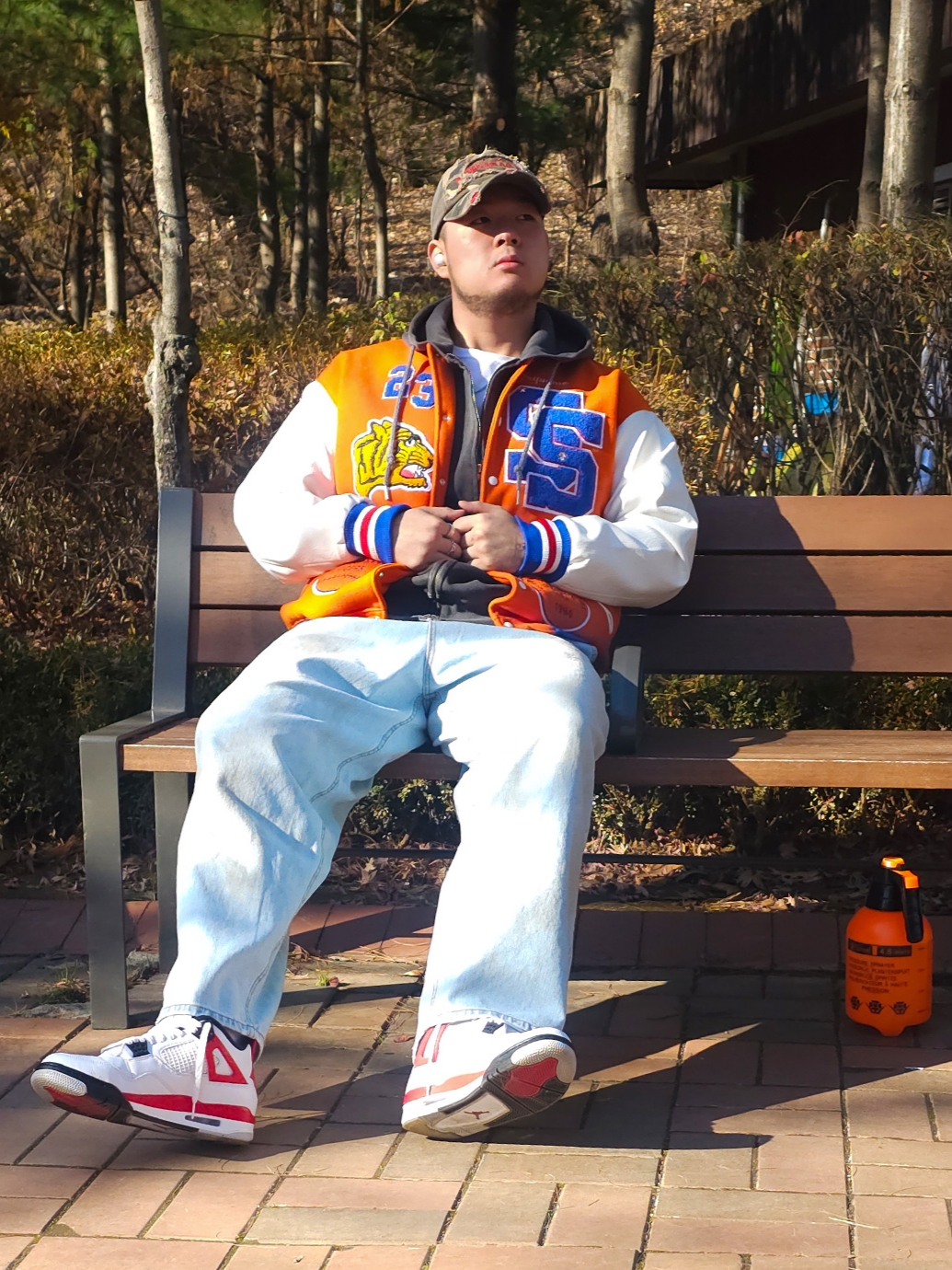 Jordan 4 Retro Red Cement, Supreme Tiger Varsity Jacket Orange - 23FW 착용 스타일 - 1