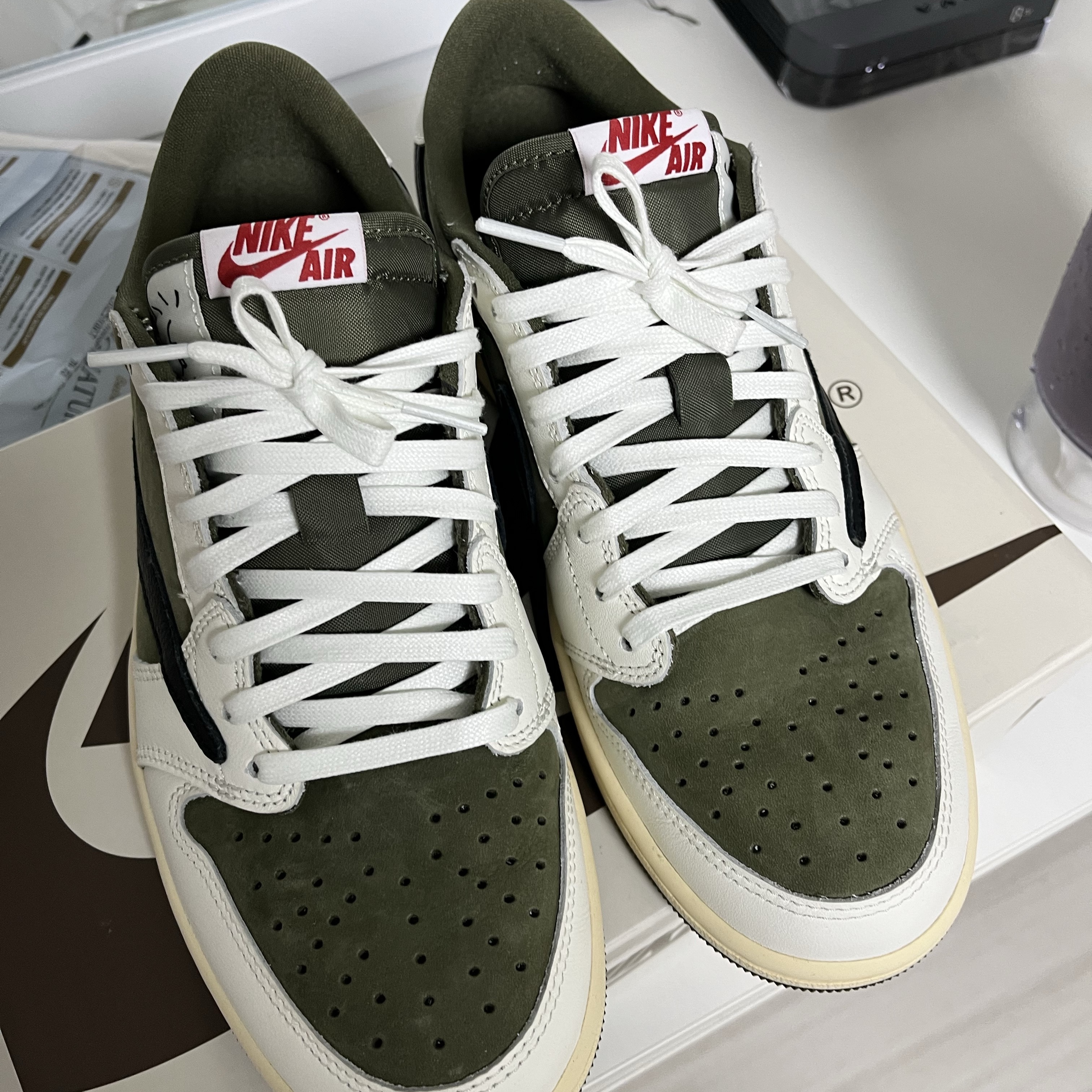 Jordan 1 x Travis Scott Retro Low OG SP Reverse Olive 착용 스타일